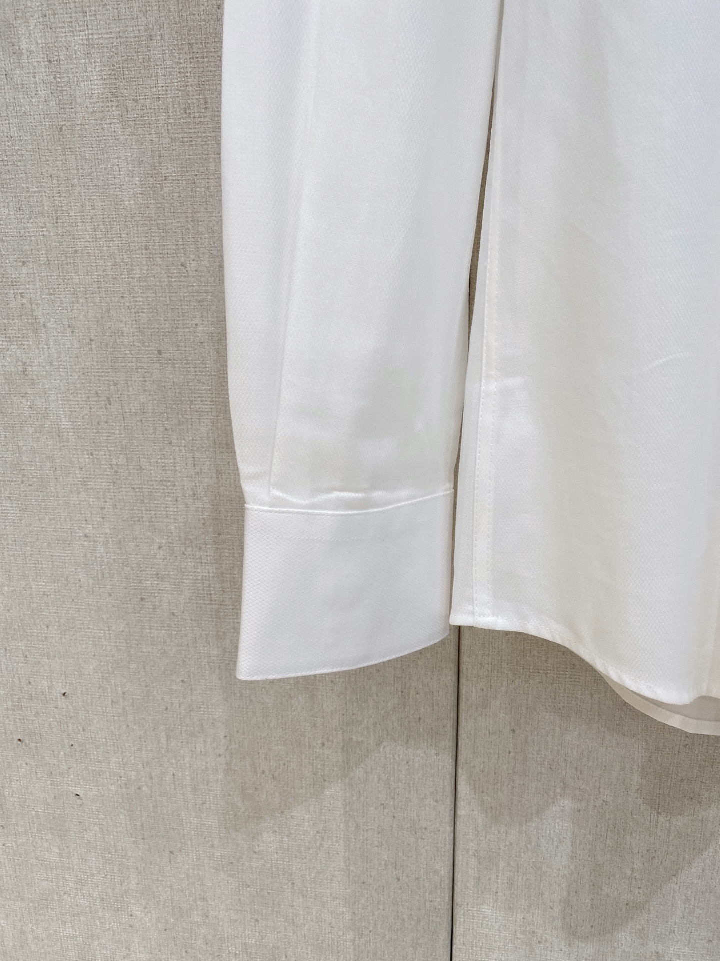 🌾退换🔥 强势上新，新款不断！！！新款衬衫，高级面料高级做工，顶级品质！！！S一XXLS穿125左右m穿