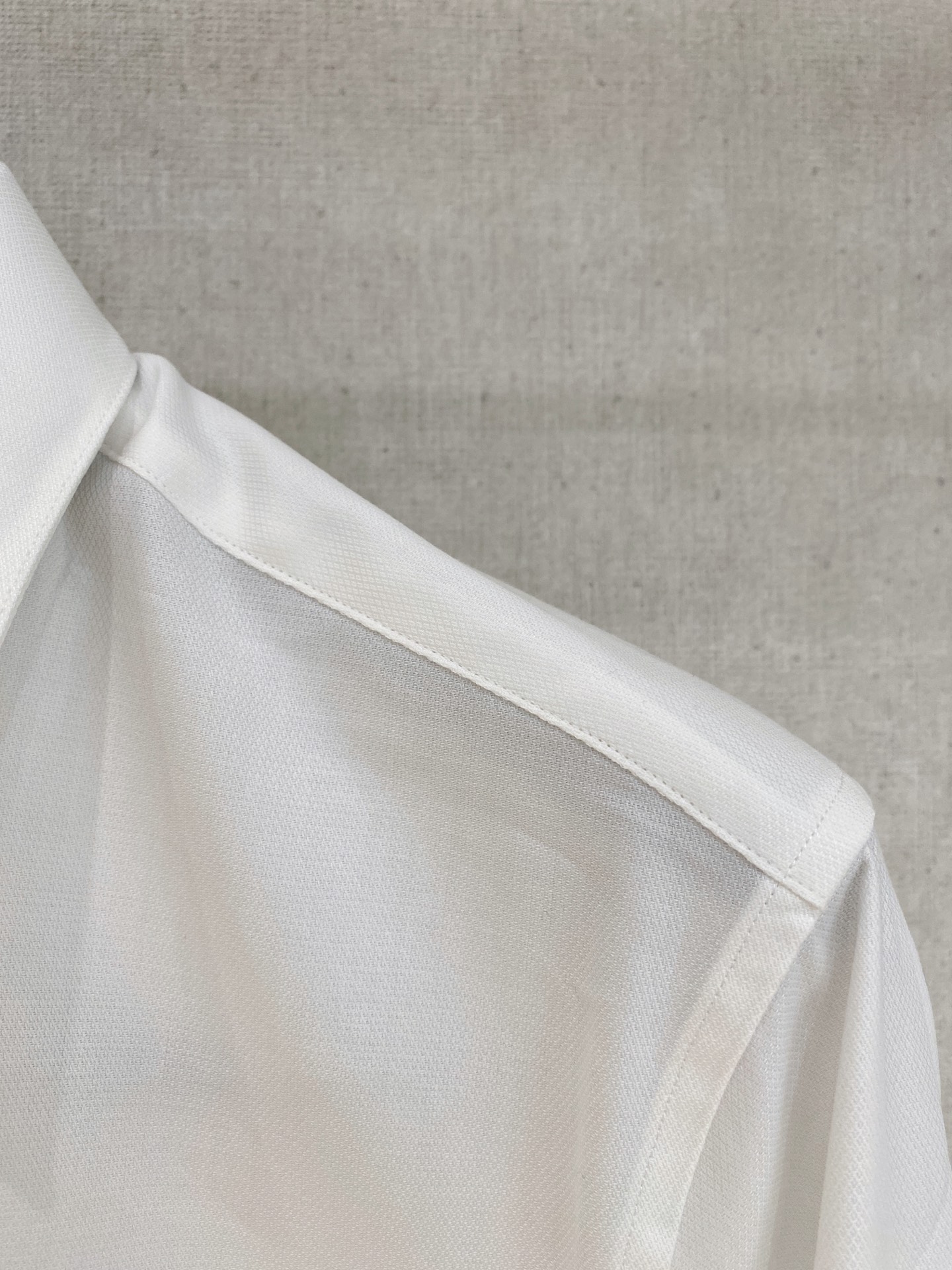 🌾退换🔥 强势上新，新款不断！！！新款衬衫，高级面料高级做工，顶级品质！！！S一XXLS穿125左右m穿