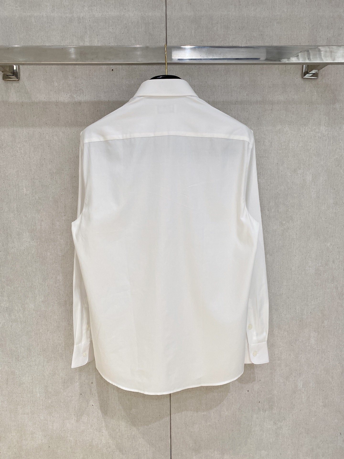 🌾退换🔥 强势上新，新款不断！！！新款衬衫，高级面料高级做工，顶级品质！！！S一XXLS穿125左右m穿