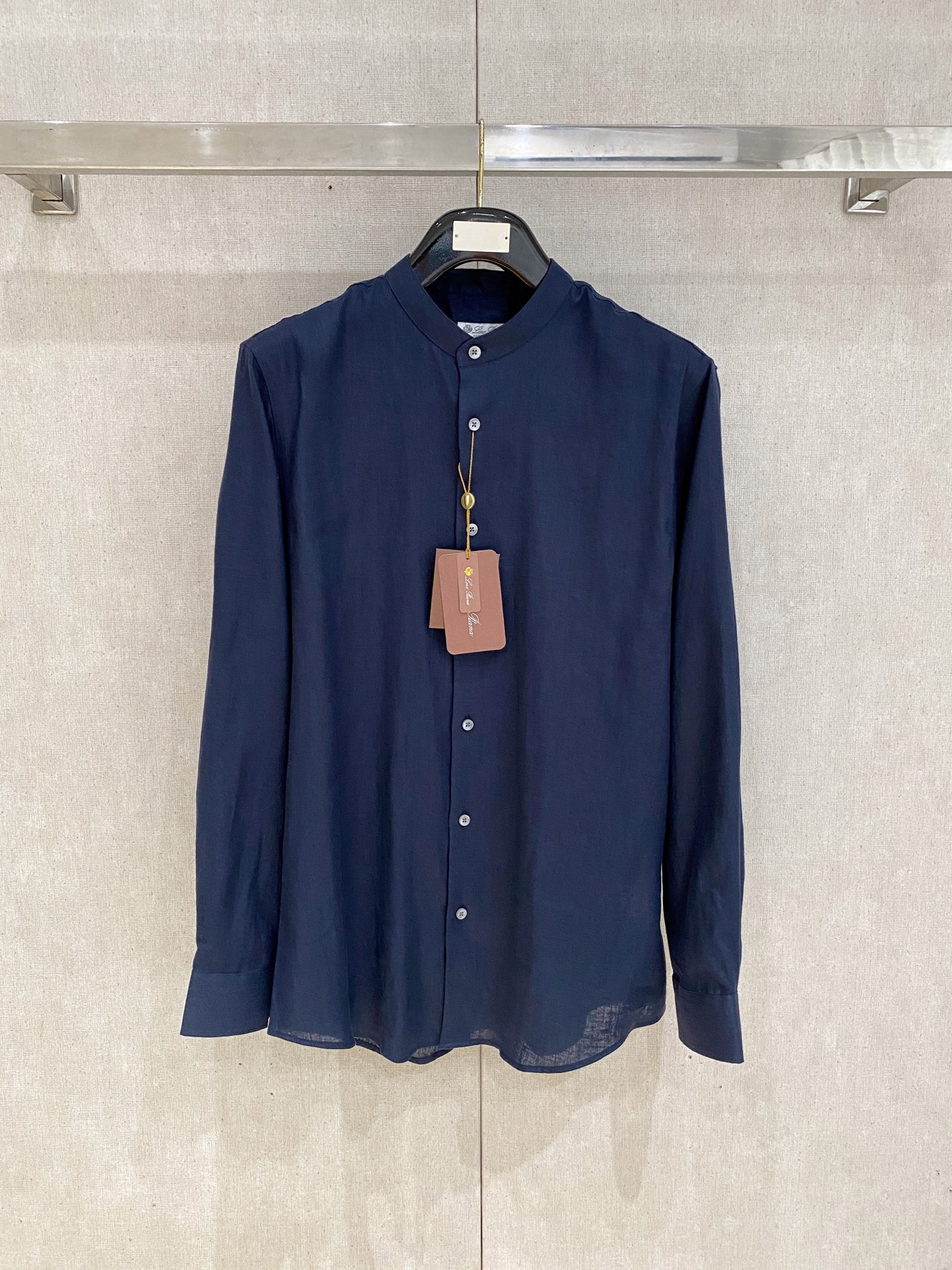 NO:529587,Epic-level linen shirts, exclusive and embroidered logos on the chest are multi-colored. Original linen fabric shirts and linens have become one of the indispensable fashion items in this spring and summer with their unique fabric characteristics and casual and natural style. Classic casual style shirts, simple, clean, classic and fashionable style design, are versatile styles that can be switched at will. Trendy men create the most fashionable dressing style on the streets on a daily basis!  This shirt is made of customer-supplied all-linen fabric material. The fabric is very moisture-absorbing and breathable, and is comfortable to wear with skin, and does not feel stuffy at all. You can wear it alone or as a coat for wearing. The loose style is cut, and the upper body of the ready-to-wear is simple, fashionable and elegant. Special attention is required for cleaning and maintenance of linen shirts, avoiding the use of too strong detergents or bleaches to avoid damaging the fabric. SMLXLXXL s is suitable for about 125 M is suitable for about 145 L is suitable for about 160 XL is suitable for about 175 XXL is suitable for within 190, Jackets & coats,shirts,alexander wang19860909史诗级别的亚麻衬衫,独家巨献,胸前刺绣logo多色入荷.原汁原味亚麻面料衬衫,麻料以其独特的面料特点和休闲自然的风格,成为这个春夏季节不可或缺的时尚单品之一,经典休闲风格衬衫,简洁干净、经典时髦的版型设计,属于可随意切换风格的百搭款式,潮男日常街头打造最潮的穿衣风格！ 此款衬衫选用了客供定织全亚麻面料材质制作而成,面料极具吸湿透气性,贴身着穿亲肤舒适,丝毫不会有闷热感,即可单穿内搭、也可用来作为外套着穿搭配,宽松的版型裁剪,成衣上身简约时髦又不失优雅感. 麻料衬衫的清洗和保养需要特别注意,避免使用过于强烈的洗涤剂或漂白剂,以免损坏面料. 码数SMLXLXXL s适合125左右 M适合145左右 L适合160左右 XL适合175左右 XXL适合190以内,,jackets & coats,shirts,alexander wang,Men's clothing