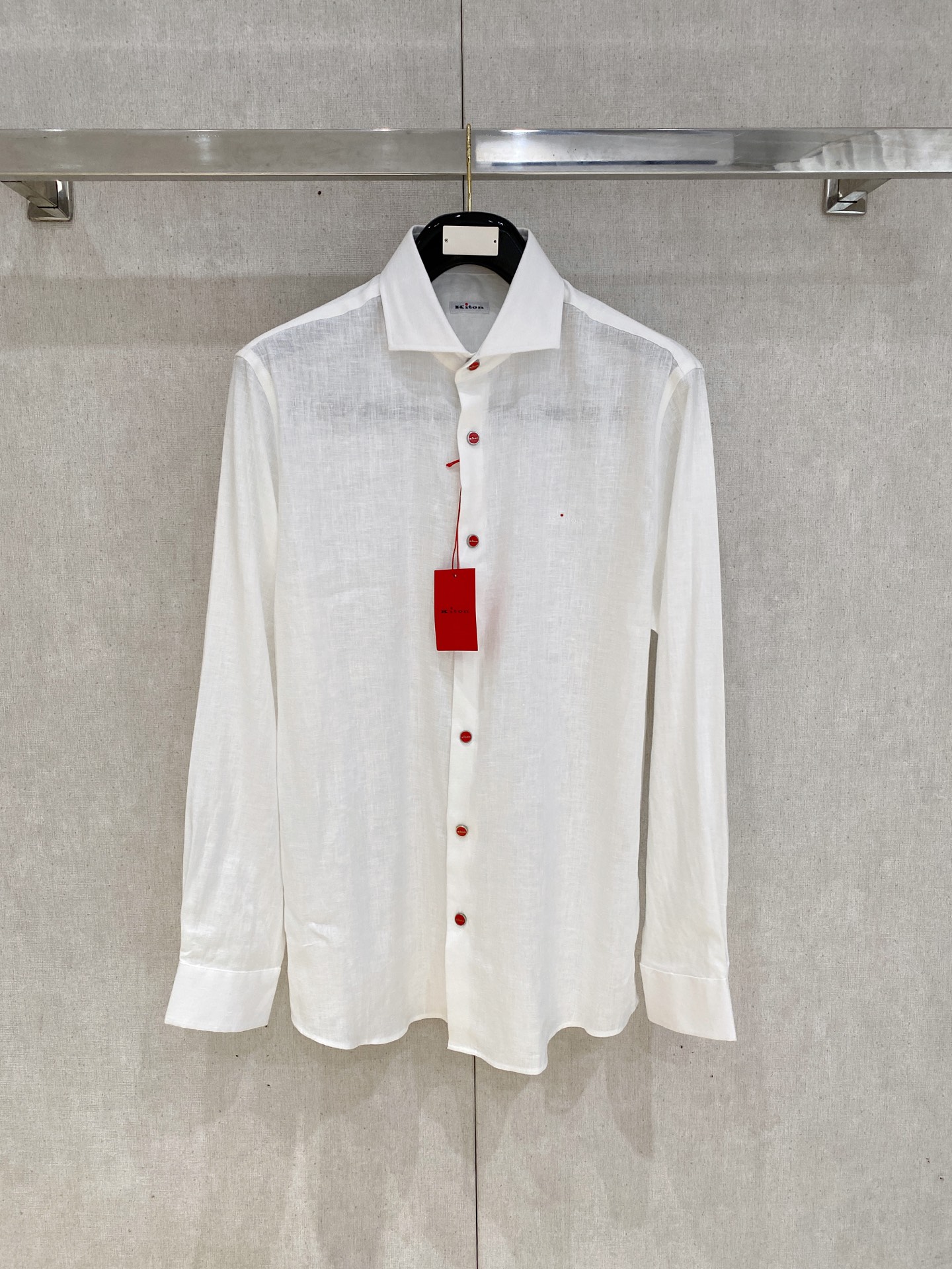 NO:529601,Epic-level linen shirts, exclusive and embroidered logos on the chest are multi-colored. Original linen fabric shirts and linens have become one of the indispensable fashion items in this spring and summer with their unique fabric characteristics and casual and natural style. Classic casual style shirts, simple, clean, classic and fashionable style design, are versatile styles that can be switched at will. Trendy men create the most fashionable dressing style on the streets on a daily basis!  This shirt is made of customer-supplied all-linen fabric material. The fabric is very moisture-absorbing and breathable, and is comfortable to wear with skin, and does not feel stuffy at all. You can wear it alone or as a coat for wearing. The loose style is cut, and the upper body of the ready-to-wear is simple, fashionable and elegant. Special attention is required for cleaning and maintenance of linen shirts, avoiding the use of too strong detergents or bleaches to avoid damaging the fabric. SMLXLXXL s is suitable for about 125 M is suitable for about 145 L is suitable for about 160 XL is suitable for about 175 XXL is suitable for within 190, Jackets & coats,shirts,alexander wang19860909史诗级别的亚麻衬衫,独家巨献,胸前刺绣logo多色入荷.原汁原味亚麻面料衬衫,麻料以其独特的面料特点和休闲自然的风格,成为这个春夏季节不可或缺的时尚单品之一,经典休闲风格衬衫,简洁干净、经典时髦的版型设计,属于可随意切换风格的百搭款式,潮男日常街头打造最潮的穿衣风格！ 此款衬衫选用了客供定织全亚麻面料材质制作而成,面料极具吸湿透气性,贴身着穿亲肤舒适,丝毫不会有闷热感,即可单穿内搭、也可用来作为外套着穿搭配,宽松的版型裁剪,成衣上身简约时髦又不失优雅感. 麻料衬衫的清洗和保养需要特别注意,避免使用过于强烈的洗涤剂或漂白剂,以免损坏面料. 码数SMLXLXXL s适合125左右 M适合145左右 L适合160左右 XL适合175左右 XXL适合190以内,,jackets & coats,shirts,alexander wang,Men's clothing