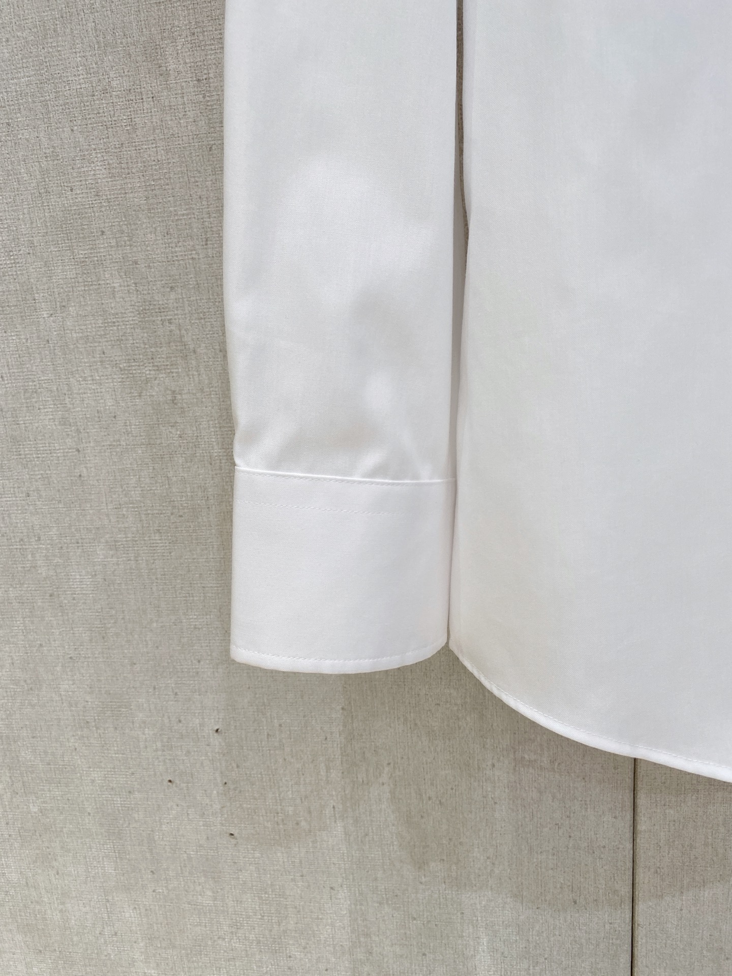 🌾退换🔥 强势上新，新款不断！！！新款衬衫，高级面料高级做工，顶级品质！！！S一XXLS穿125左右m穿