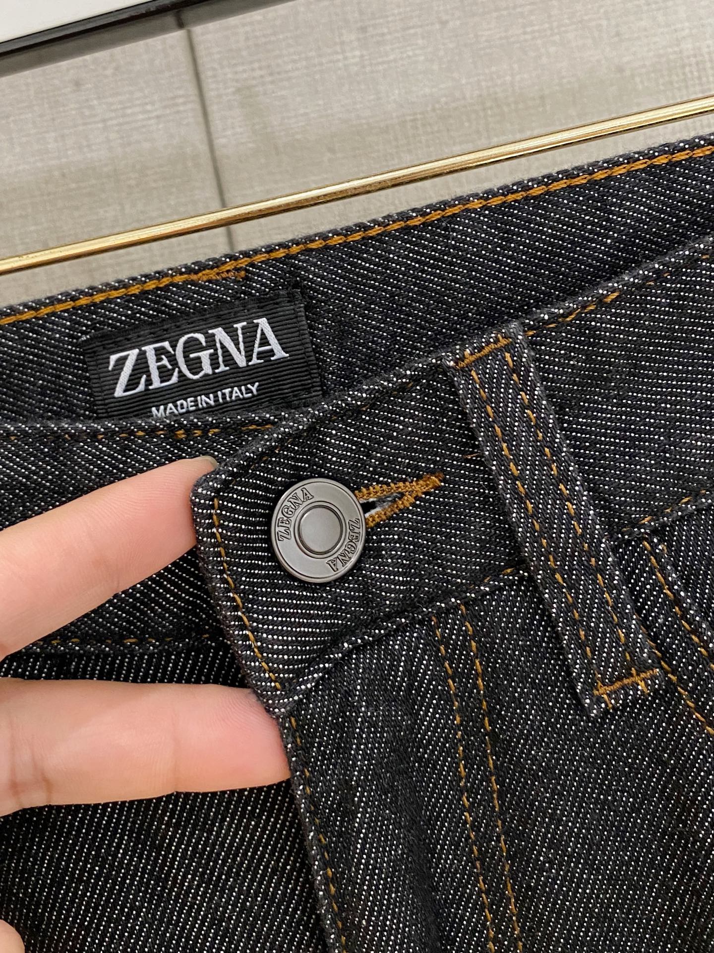 官网专柜同步有售，原单狠货，超级有范儿的一款牛仔裤，定制原版水洗牛仔面料，独特设计，顶级刺绣工艺字母图案logo，原版五