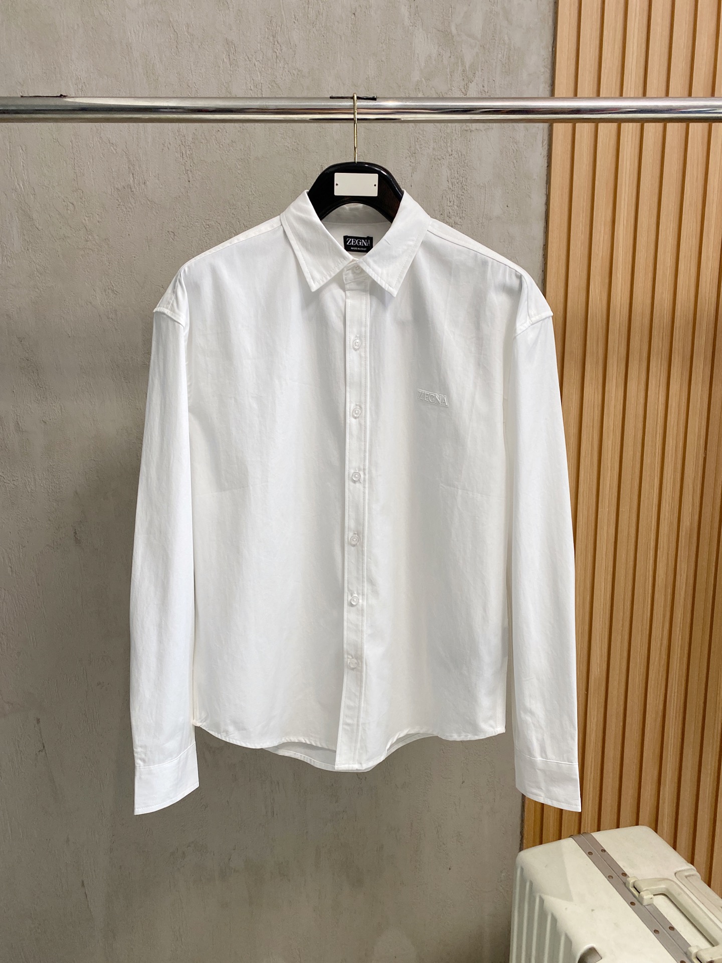 NO:528739,Zegn official website synchronizes the original original logo for a long time. Top-grade business casual original single long-sleeved shirts are high-end customized and versatile styles. Anyone can easily control the fabric. Fully customized craftsmanship. The latest logo design of the luxurious classic brand on the chest is very high-end. Those who understand goods must enter, show their aura, and highlight the exquisiteness of business men. This is the uniqueness, and the upper body effect is very good!  Size S-XL, Shirts,alexander wang19860909Zegn官网同步原版原标长期有货 顶级商务休闲原单长袖衬衫高级定制百搭款式 任何人都可以轻松驾驭 面料全订制工艺 胸前奢华经典品牌最新logo设计,非常显档次懂货的必须入,显气场,又会凸显商务男士的精致,这就是独到之处,上身效果非常赞！尺码S-XL,,shirts,alexander wang,Men's clothing