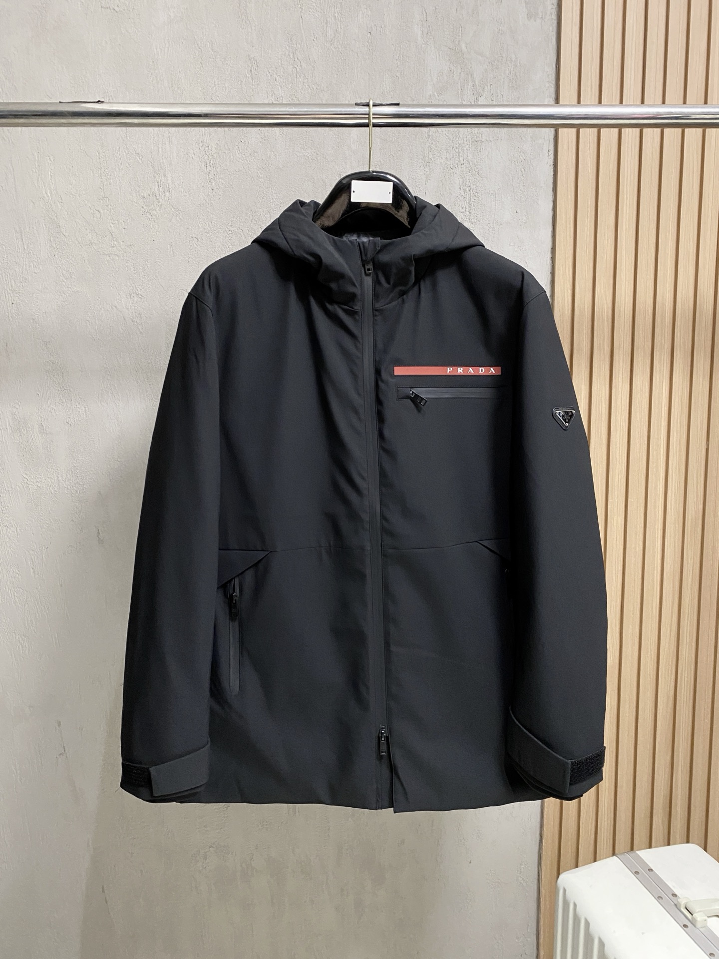 NO:544767,.Prada 25 autumn and winter red strip series hooded mid-length jacket down, 100g-90 white duck down, thin and stylish, with a bloated upper body, a fashion with a typical Italian style, a trading company channel exquisite product in terms of fabric selection and craftsmanship, which is very precise in line with the brand's century-old aesthetic tone, low-key and luxurious, elegant and noble. Every detail proves the brand's own sense of high-end. The Italian minimalist, capable and outdoor functional style are the ultimate interpretation of Italian style, both solemn and harmonious, and the upper body is full of styles. It combines fashion sense and design, creating a unique styling item, improved pilot styling design, classic and fashionable design, retro and age-reducing and very fashionable!  Italian customers provide imported fabrics. The texture is as delicate as baby's skin. It is crisp and superior, quite elegant and fashionable!  The color matching is light and versatile, the style is cut and neat, and the upper body instantly highlights the spirit. It is full of styles and can easily control various body shapes. It is a jacket that combines business commuting and outdoor leisure. It is an equipment with extremely high attendance rate in practical wear!  Color black Number of code M L XL 2XL 3XL,,prada,prada,jackets & coats,jackets & coats,down jacket,hats,alexander wang19860909.Prada 普拉达 25秋冬红条系列连帽中长款夹克羽绒 内冲100g-90白鸭绒,轻薄有型,上身不臃肿,颇具意大利典型风格的时装,贸易公司渠道臻品 在面料选取和工艺方面都相当考究,极符合该品牌百年美学基调,低调且奢华,优雅且高贵,每一个细节都在力证品牌自身的高级感,通体将意式的极简、干练和户外功能性风格极致诠释,亦庄亦谐,上身型款十足,集时装感与设计感的一款宝藏级功能型装备,塑造出别具一格的造型单品,改良式的飞行员造型设计,经典又时尚设计,复古减龄又非常时髦！ 意大利客供进口面料.质感如婴儿皮肤一样细腻.挺括性优越,颇为优雅且时髦！配色轻熟百搭,版型剪裁干练利落,上身瞬间凸显出精神感,型款十足,轻松驾驭各种身型,商务通勤与户外休闲完美兼备的一款外套,属于实穿性出勤率极高的一款装备！ 颜色黑色 码数M L XL 2XL 3XL,,prada,prada,jackets & coats,jackets & coats,down jacket,hats,alexander wang,Men's clothing