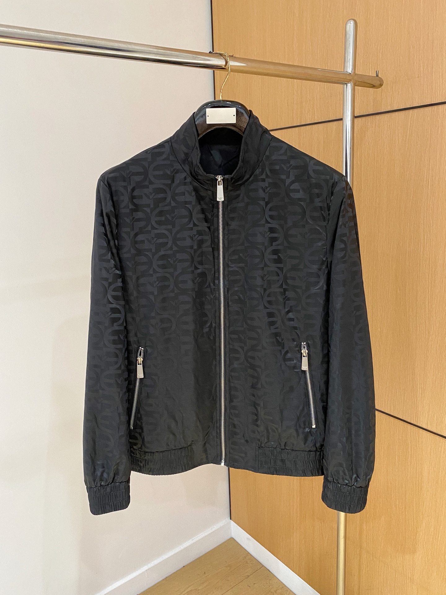 NO:539190,2025ss autumn and winter new series Armani home casual jacket stand collar jacket is available simultaneously for counters. Ultra-high craftsmanship windbreaker jackets are casual and fashionable. Selected imported high-density jacquard fabrics. Ultra-light and heavy-weight. Light luxury and easy to match. The workmanship details are very particular. Brand logo patterns. Original hardware accessories. Pursuing high-end and luxurious style. The style does not pick on the figure. The upper body is handsome. Recommended hot products. Color: black. Khaki. Number: 48-56.,armani. Jackets & coats, jackets & coats, alexander wang.198609092025ss秋冬新款系列阿玛尼家休闲夹克立领外套专柜同步发售 超高工艺的风衣外套 休闲时尚 精选进口高密度提花面料打造 超轻盈无重感 轻奢好搭配 做工细节非常讲究 品牌logo花纹 原版五金辅料配件 追求高端与奢华的风范 版型不挑身材 上身爆帅 爆款推荐 颜色:黑色 卡其 码数:48-56,,armani,jackets & coats,jackets & coats,alexander wang,Men's clothing