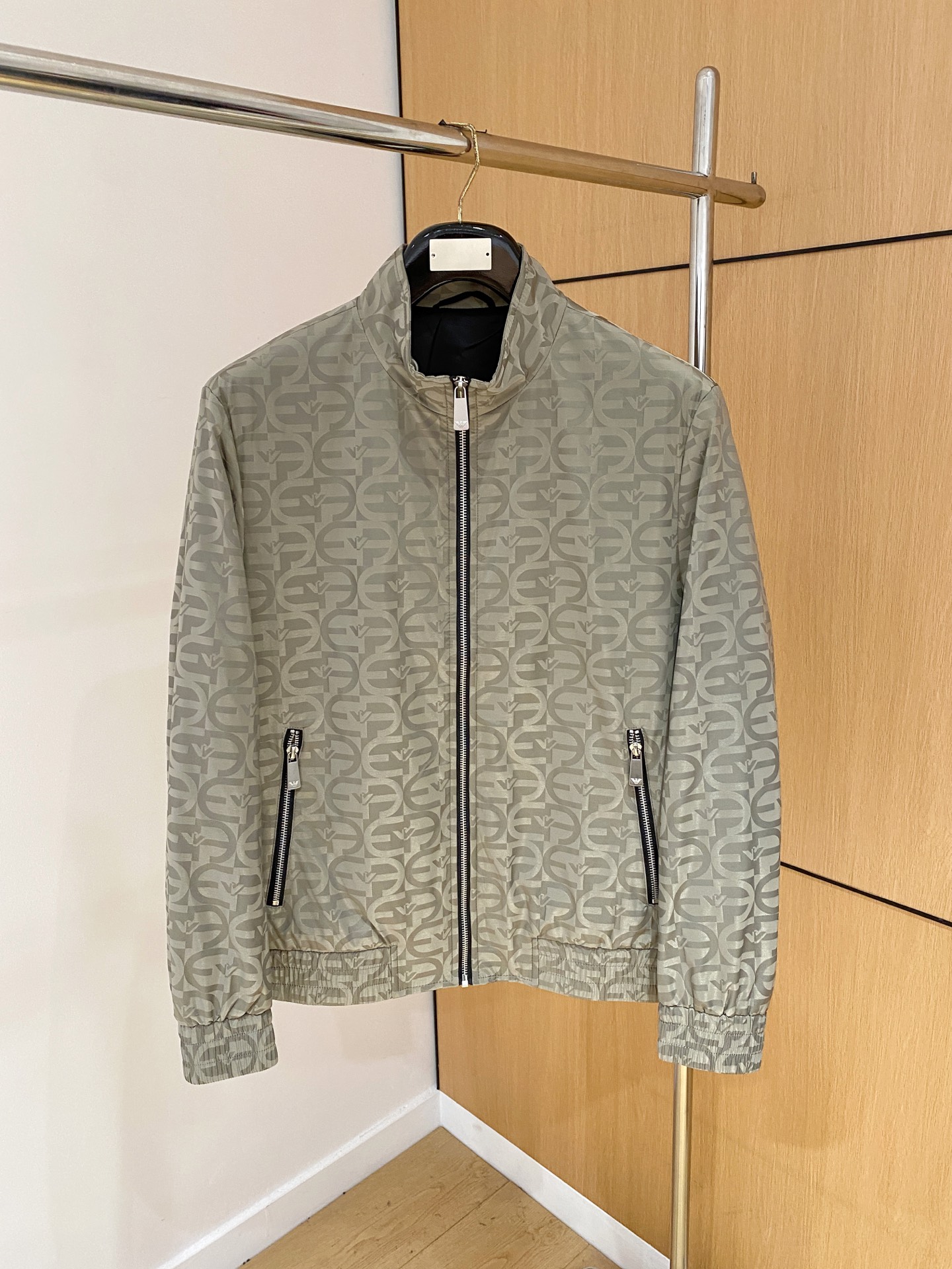 2025ss秋冬新款系列🆕阿玛尼家休闲夹克立领外套🧥专柜同步发售 超高工艺的风衣外套 休闲时尚 精选进口