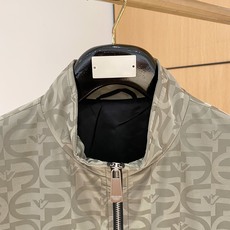 2025ss秋冬新款系列🆕阿玛尼家休闲夹克立领外套🧥专柜同步发售 超高工艺的风衣外套 休闲时尚 精选进口 2025ss秋冬新款系列🆕阿玛尼家休闲夹克立领外套🧥专柜同步发售 超高工艺的风衣外套 休闲时尚 精选进口