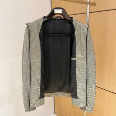 2025ss秋冬新款系列🆕阿玛尼家休闲夹克立领外套🧥专柜同步发售 超高工艺的风衣外套 休闲时尚 精选进口 2025ss秋冬新款系列🆕阿玛尼家休闲夹克立领外套🧥专柜同步发售 超高工艺的风衣外套 休闲时尚 精选进口
