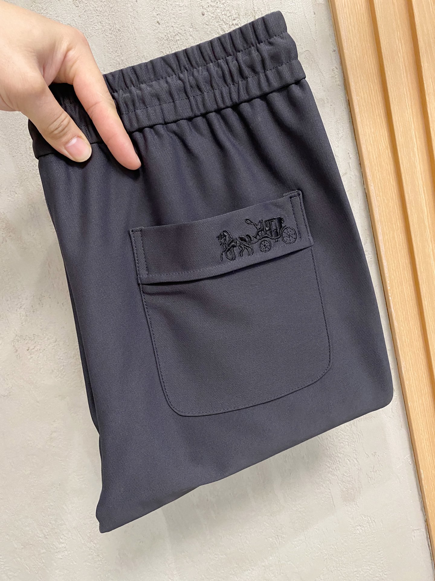 NO:540391,Coach, 2025 early autumn new casual pants, original single product, simple and comfortable, unique design, creating a simple line feel, the style is not picky, original custom fabric, excellent comfort, super good style, 2 colors recommended, code number M-3XL, coach, coach, alexander wang19860909Coach 蔻驰,2025早秋新款休闲裤,原单狠货,简约舒适,独特设计,缔造简约线条感,版型不挑人,原版定制面料,舒适度极佳,版型超级赞,2色推荐,码数M-3XL,,coach,coach,alexander wang,Men's clothing