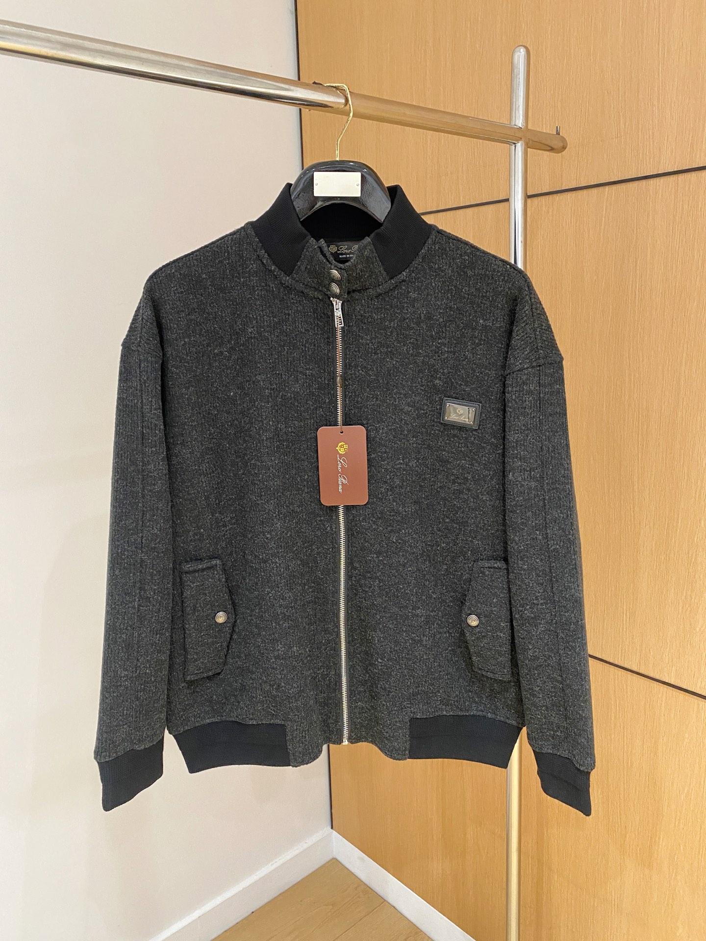 NO:537951,LP-Loropiana Noyou Pianya 25FW autumn and winter new old money style wool jacket stand collar jacket, blended with imported wool fabric, spliced ​​color matching, three-dimensional and stylish, brand logo accessories, original custom hardware, original OEM, full texture, soft touch, high-end and atmospheric upper body, business and casual essentials Black Color Dark gray Light gray Number M-4XL,,loro piano,loro piano,jackets & coats,jackets & coats,alexander wang19860909LP-Loropiana诺悠翩雅25FW秋冬新款老钱风羊毛夹克立领外套,选用进口羊毛面料混纺,拼接配色,立体有型,采用品牌Logo配饰,原版定制五金,原厂代工出品,质地饱满,触感柔软,上身高端大气,商务休闲必备单品 颜色黑色 深灰 浅灰 码数M-4XL,,loro piana,loro piana,jackets & coats,jackets & coats,alexander wang,Men's clothing