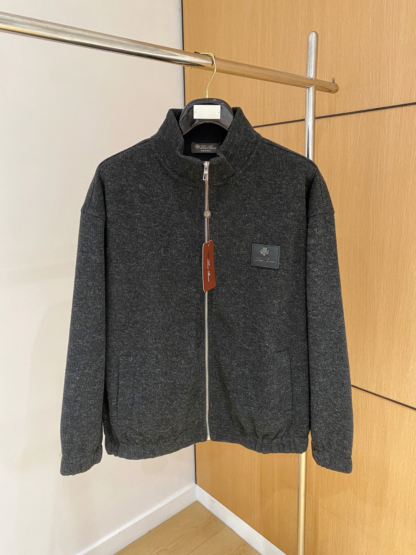 NO:537947,LP-Loropiana Noyou Pianya 25FW autumn and winter new old money style wool jacket, blended with imported wool fabric, three-dimensional and stylish, adopt brand logo accessories, original custom hardware, original OEM, full texture, soft touch, high-end and atmospheric upper body, business and casual essentials Black color dark gray light gray Number M-4XL,,loro piano,loro piano,jackets & coats,jackets & coats,alexander wang19860909LP-Loropiana诺悠翩雅25FW秋冬新款老钱风羊毛夹克外套,选用进口羊毛面料混纺,立体有型,采用品牌Logo配饰,原版定制五金,原厂代工出品,质地饱满,触感柔软,上身高端大气,商务休闲必备单品 颜色黑色 深灰 浅灰 码数M-4XL,,loro piana,loro piana,jackets & coats,jackets & coats,alexander wang,Men's clothing