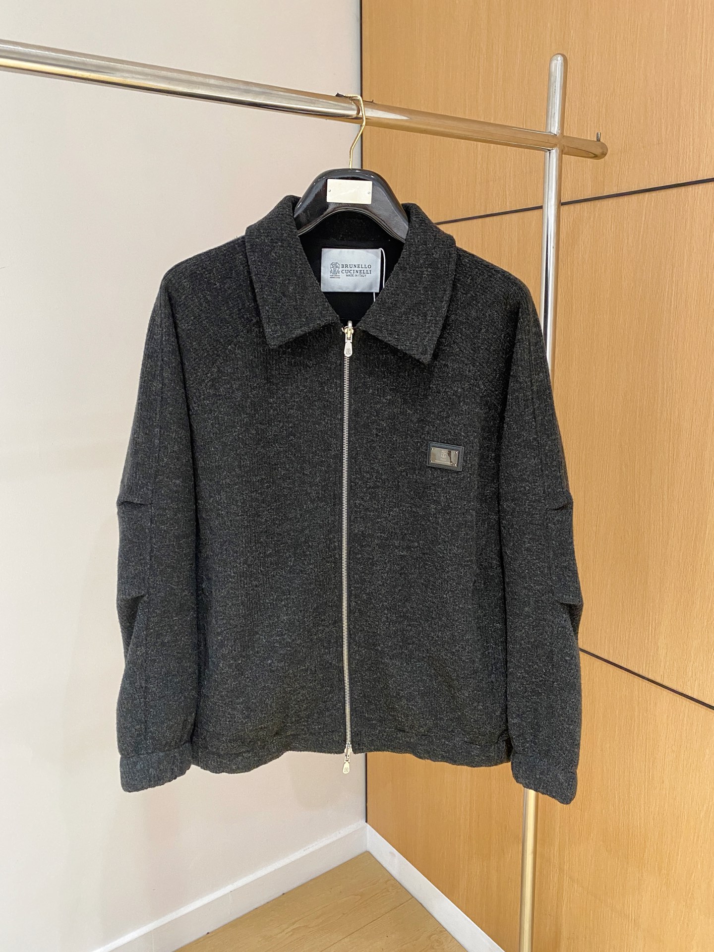 NO:537934,BC-Brunello Cucineli 25FW autumn and winter new old money style wool jacket lapel jacket, blended with imported wool fabric, three-dimensional and stylish, brand logo accessories, original custom hardware, original OEM, full texture, soft touch, high-end and atmospheric upper body, business and casual essentials Black Color Dark gray Light gray Number M-4XL, brunello cucinelli, jackets & coats, jackets & coats, alexander wang19860909BC-Brunello Cucineli 25FW秋冬新款老钱风羊毛夹克翻领外套,选用进口羊毛面料混纺,立体有型,采用品牌Logo配饰,原版定制五金,原厂代工出品,质地饱满,触感柔软,上身高端大气,商务休闲必备单品 颜色黑色 深灰 浅灰 码数M-4XL,,brunello cucinelli,jackets & coats,jackets & coats,alexander wang,Men's clothing