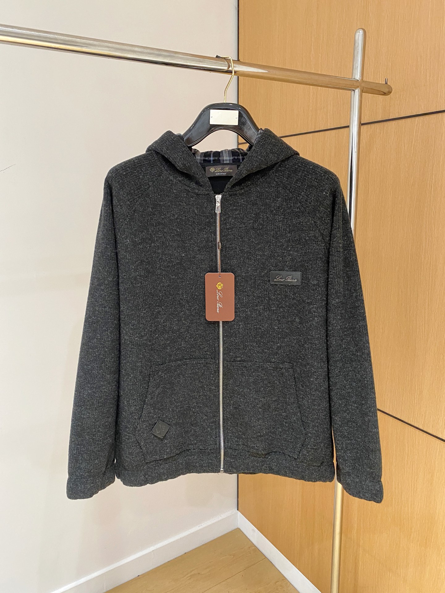 NO:537949,LP-Loropiana Nouo Pianya 25FW autumn and winter new old money style wool jacket hooded jacket, blended with imported wool fabric, three-dimensional and stylish, brand logo accessories, original custom hardware, original OEM, full texture, soft touch, high-end and atmospheric upper body, business and leisure essentials Color black Dark gray Light gray Number M-4XL,,loro piano,loro piano,jackets & coats,jackets & coats,hats,alexander wang19860909LP-Loropiana诺悠翩雅25FW秋冬新款老钱风羊毛夹克连帽外套,选用进口羊毛面料混纺,立体有型,采用品牌Logo配饰,原版定制五金,原厂代工出品,质地饱满,触感柔软,上身高端大气,商务休闲必备单品 颜色黑色 深灰 浅灰 码数M-4XL,,loro piana,loro piana,jackets & coats,jackets & coats,hats,alexander wang,Men's clothing