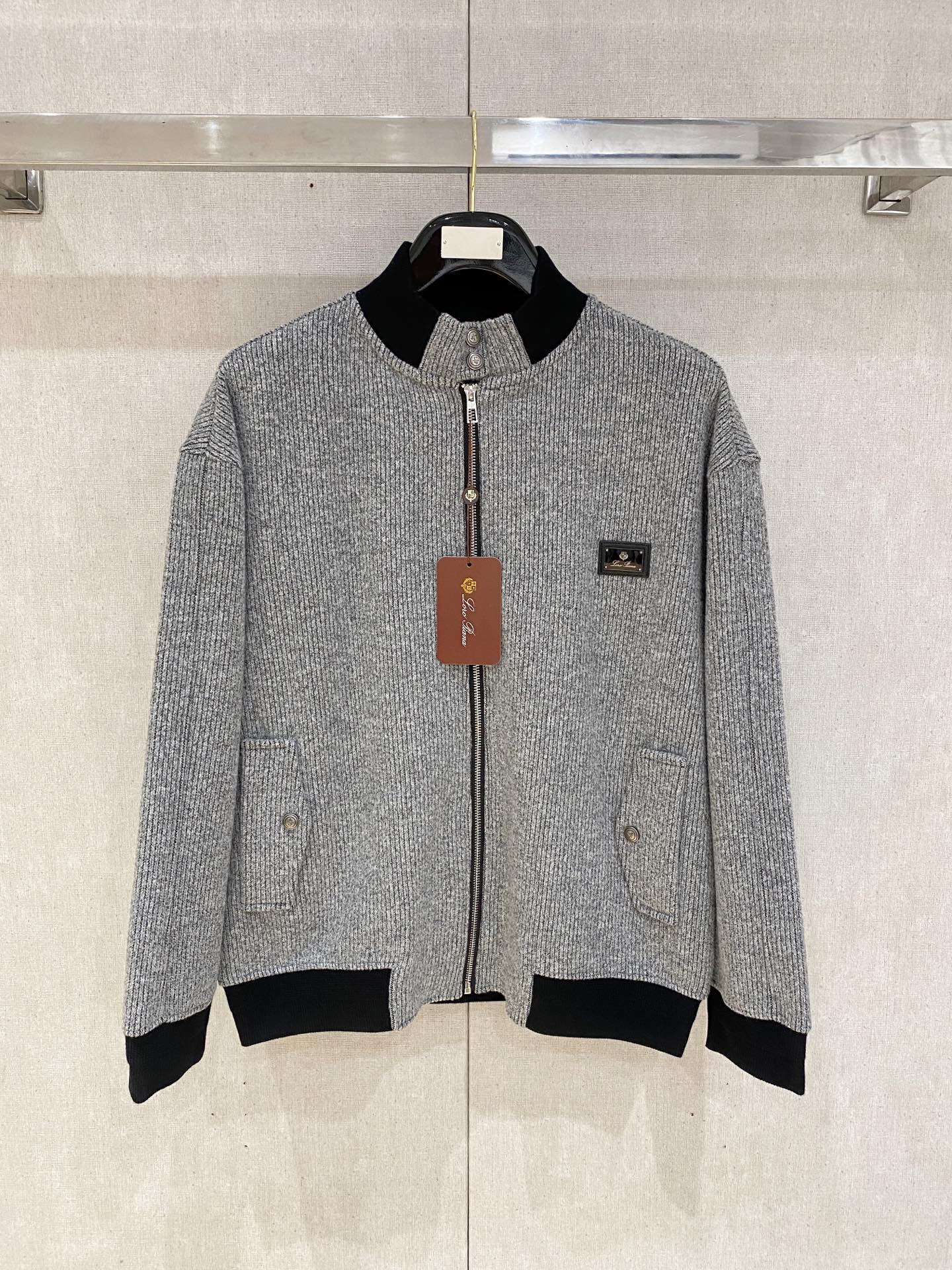 NO:627321,LP-Loropiana 25FW new autumn and winter old money style wool jacket with stand collar. It is made of imported wool blended fabrics, spliced color, three-dimensional and stylish. It uses brand logo accessories, original customized hardware, original factory OEM production, full texture, soft touch, high-end and elegant upper body, a must-have item for business and leisure. Color: black, dark gray, light gray. Size: M-4XL,,loro piana,loro piana,jackets & coats,jackets &  coats,alexander wang19860909LP-Loropiana诺悠翩雅25FW秋冬新款老钱风羊毛夹克立领外套,选用进口羊毛面料混纺,拼接配色,立体有型,采用品牌Logo配饰,原版定制五金,原厂代工出品,质地饱满,触感柔软,上身高端大气,商务休闲必备单品 颜色黑色 深灰 浅灰 码数M-4XL,,loro piana,loro piana,jackets & coats,jackets & coats,alexander wang,Men's clothing