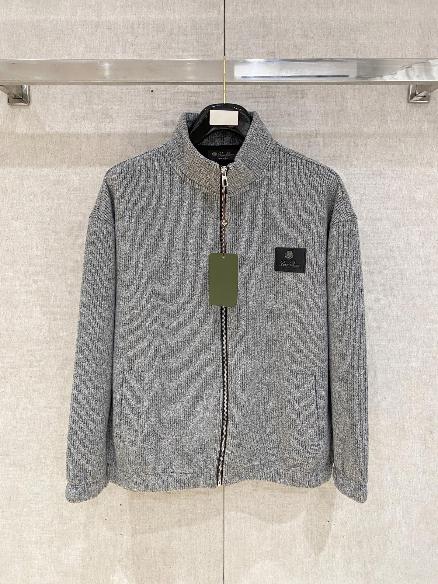 NO:627263,LP-Loropiana 25FW new autumn and winter old money style wool jacket, made of imported wool fabric blend, three-dimensional and stylish, with brand logo accessories, original customized hardware, original OEM production, full texture, soft touch, high-end atmosphere on the upper body, a must-have item for business and leisure. Color black dark gray light gray code size M-4XL,,loro piana,loro piana,jackets & coats,jackets & coats,alexander wang19860909LP-Loropiana诺悠翩雅25FW秋冬新款老钱风羊毛夹克外套,选用进口羊毛面料混纺,立体有型,采用品牌Logo配饰,原版定制五金,原厂代工出品,质地饱满,触感柔软,上身高端大气,商务休闲必备单品 颜色黑色 深灰 浅灰 码数M-4XL,,loro piana,loro piana,jackets & coats,jackets & coats,alexander wang,Men's clothing