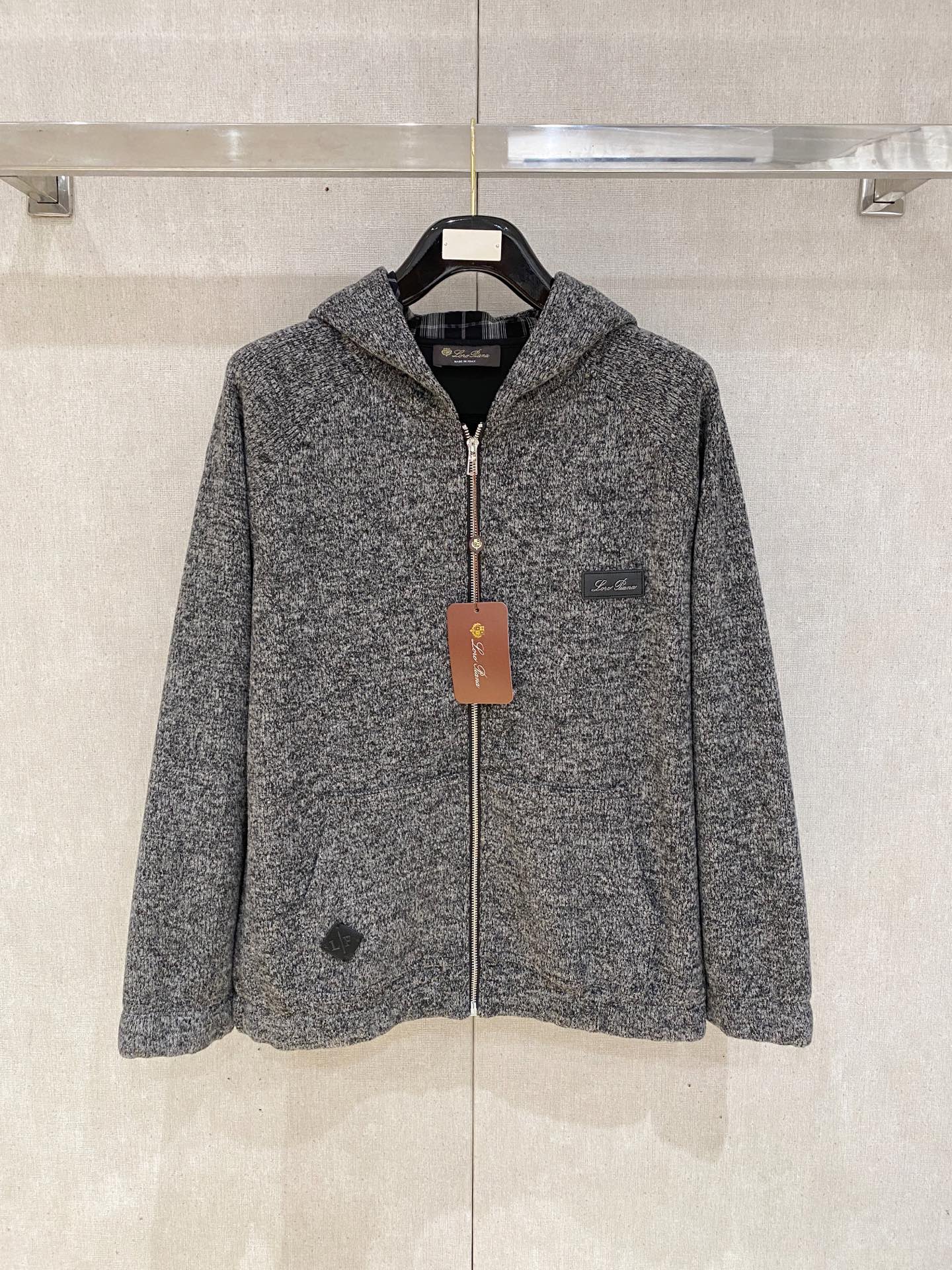 NO:627256,LP-Loropiana 25FW new autumn and winter old money style wool jacket hooded jacket, made of imported wool fabric blend, three-dimensional and stylish, using brand logo accessories, original customized hardware, original factory OEM production, full texture, soft touch, high-end and elegant upper body, a must-have item for business and leisure. Color: black, dark gray, light gray. Size: M-4XL,,loro piana,loro piana,jackets & coats,jackets &  coats,hats,alexander wang19860909LP-Loropiana诺悠翩雅25FW秋冬新款老钱风羊毛夹克连帽外套,选用进口羊毛面料混纺,立体有型,采用品牌Logo配饰,原版定制五金,原厂代工出品,质地饱满,触感柔软,上身高端大气,商务休闲必备单品 颜色黑色 深灰 浅灰 码数M-4XL,,loro piana,loro piana,jackets & coats,jackets & coats,hats,alexander wang,Men's clothing