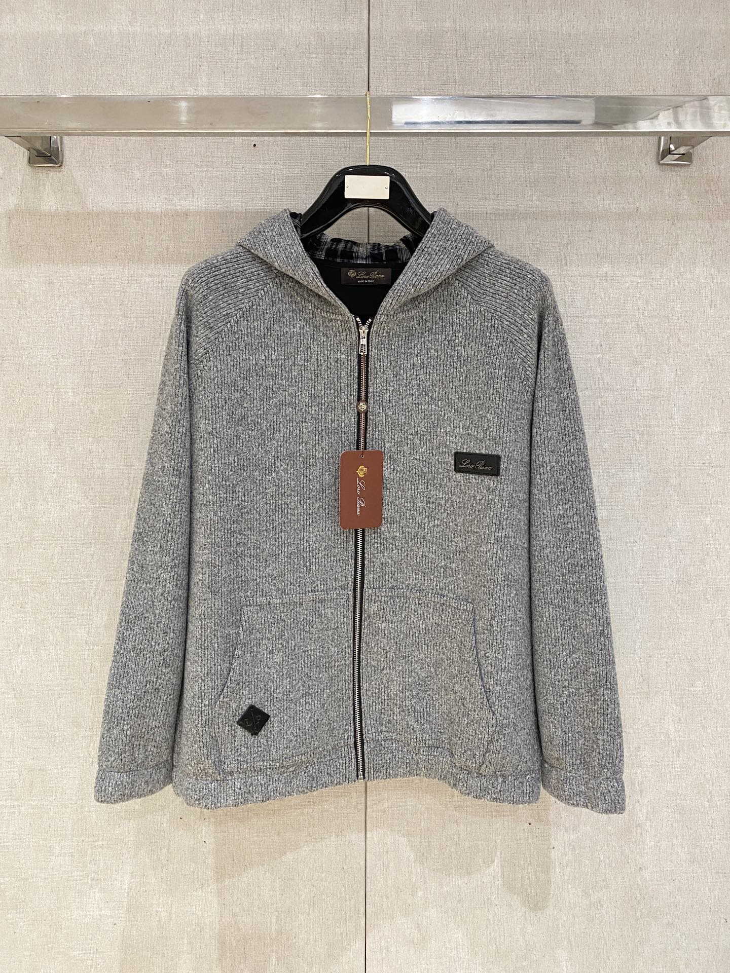 NO:627315,LP-Loropiana 25FW new autumn and winter old money style wool jacket hooded jacket, made of imported wool fabric blend, three-dimensional and stylish, using brand logo accessories, original customized hardware, original factory OEM production, full texture, soft touch, high-end and elegant upper body, a must-have item for business and leisure. Color: black, dark gray, light gray. Size: M-4XL,,loro piana,loro piana,jackets & coats,jackets &  coats,hats,alexander wang19860909LP-Loropiana诺悠翩雅25FW秋冬新款老钱风羊毛夹克连帽外套,选用进口羊毛面料混纺,立体有型,采用品牌Logo配饰,原版定制五金,原厂代工出品,质地饱满,触感柔软,上身高端大气,商务休闲必备单品 颜色黑色 深灰 浅灰 码数M-4XL,,loro piana,loro piana,jackets & coats,jackets & coats,hats,alexander wang,Men's clothing