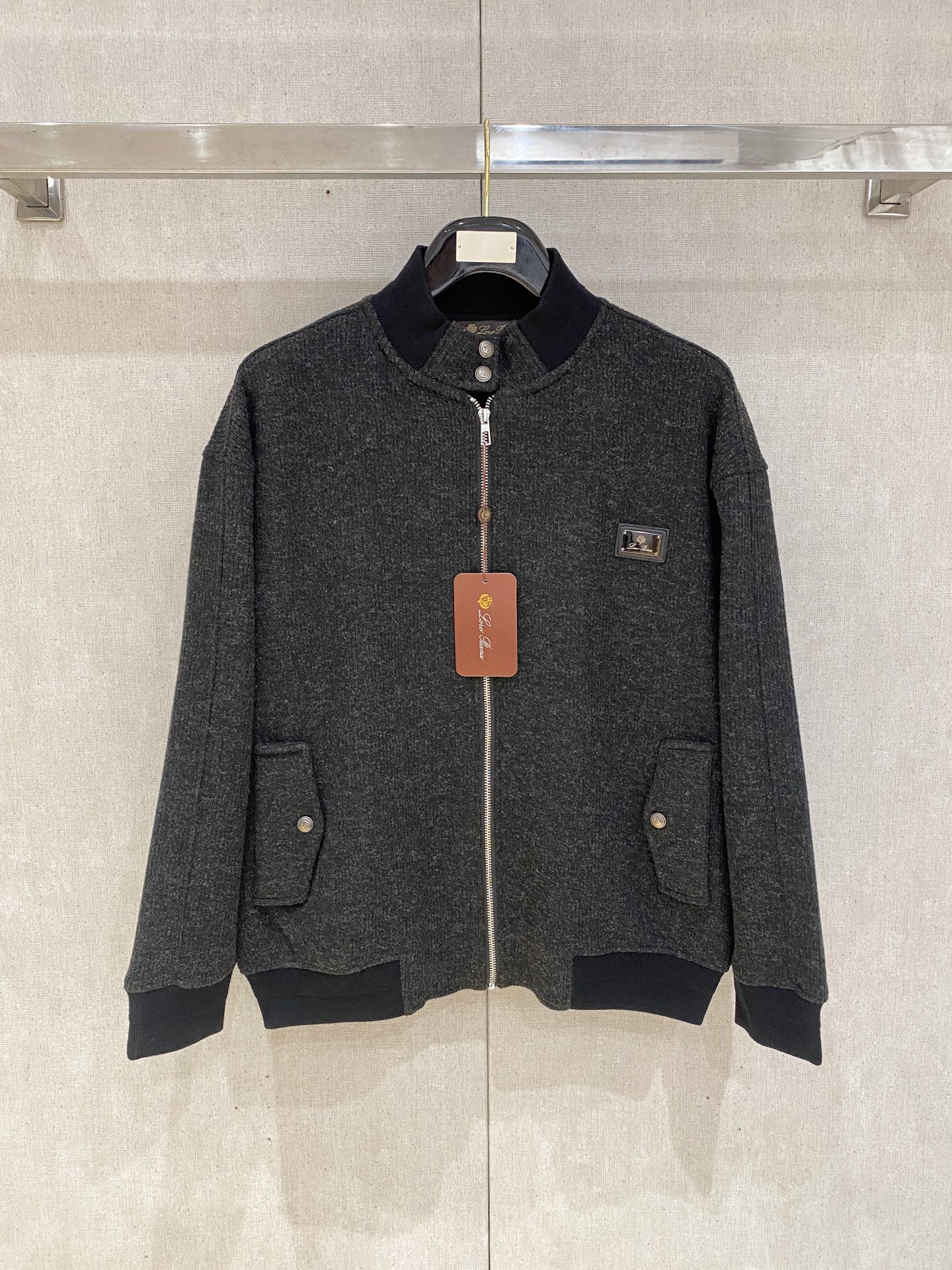 NO:627308,LP-Loropiana 25FW new autumn and winter old money style wool jacket with stand collar. It is made of imported wool blended fabrics, spliced color, three-dimensional and stylish. It uses brand logo accessories, original customized hardware, original factory OEM production, full texture, soft touch, high-end and elegant upper body, a must-have item for business and leisure. Color: black, dark gray, light gray. Size: M-4XL,,loro piana,loro piana,jackets & coats,jackets &  coats,alexander wang19860909LP-Loropiana诺悠翩雅25FW秋冬新款老钱风羊毛夹克立领外套,选用进口羊毛面料混纺,拼接配色,立体有型,采用品牌Logo配饰,原版定制五金,原厂代工出品,质地饱满,触感柔软,上身高端大气,商务休闲必备单品 颜色黑色 深灰 浅灰 码数M-4XL,,loro piana,loro piana,jackets & coats,jackets & coats,alexander wang,Men's clothing