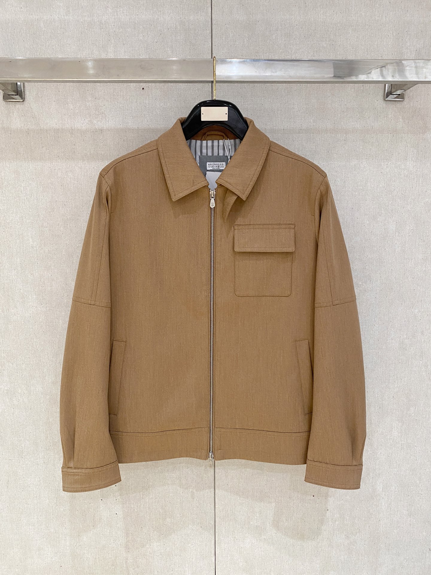 NO:733009,Top quality>On sale simultaneously on the official website of the counter! All auxiliary materials are original custom-made and genuine orders from trading companies. Advanced custom-made imported fabrics are extracted from natural plant fibers. They are lighter and thinner than ordinary cotton fabrics. They are soft to the touch and comfortable to wear. They are not easy to irritate the skin at all. The fabric has good hygroscopicity and breathability. Size: 48-56,,19860909顶级品质>专柜官网同步发售！辅料全部原版定制出品,贸易公司真品订单.高级定制进口面料,以天然植物纖維提炼出来,比一般棉织物轻薄 手感柔软,穿着舒适 完全不易有刺激皮肤 面料吸湿性、透气性良好 尺码: 48-56,,,Men's clothing