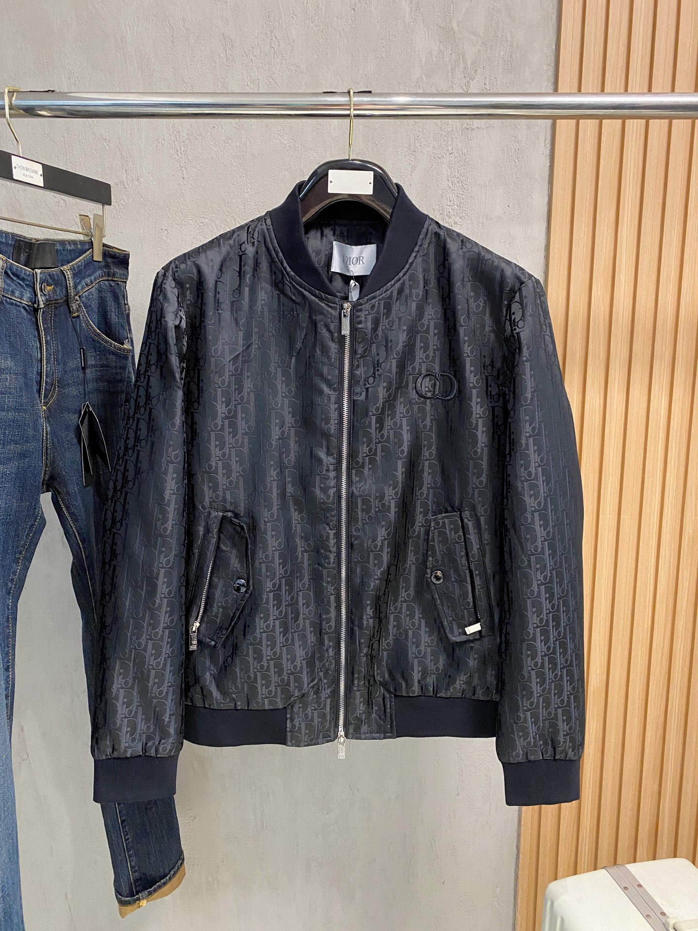 NO:952514,Dior 2025FW Men's Autumn and Winter Jacket Men's Jacket, a casual daily wear item!  The upper body is flattering to the body, and the customized fabrics perfectly integrate fashion aesthetics and new urban business and casual concepts. You can choose classic styles from different styles, which will never go out of style. A jacket can unlock a variety of styles. Simple but not simple, details highlight quality. Temperature and style, I want it. Break the routine and dress yourself. Trends are fleeting, but style is eternal. Light and comfortable, free to move. Full of aura, the must-have shirt for the workplace leads the trend, wear your attitude, fearless of challenges, youthful vitality, cost-effective choice  The whole body interprets Italian sophistication and outdoor functional style to the extreme, both solemn and harmonious, creating a unique style item. The overall outline tends to be simple, and the individual and yuppie detail processing enriches the overall vision. The wardrobe is perfect for business and leisure and has a high attendance rate!  It's something you can meet but can't ask for!  48-56 (please state your height and weight when placing an order, dior, jackets & coats, jackets & coats,19860909迪奥 2025FW男士秋冬夹克男装外套,休闲日常穿搭单品！上身修饰身形、定制面料将时装美学和新都市商务休闲概念完美融合,不同风格任你选经典款,永不过时 一件外套,解锁百变风格 简约而不简单,细节彰显品质.温度与风度,我都要.打破常规,穿出自我.潮流易逝,风格永存 轻便舒适,活动自如.气场全开,职场必备战袍引领潮流,穿出你的态度 无惧挑战 青春活力,性价比之选 通体将意式的干练和户外功能性风格极致诠释,亦庄亦谐,塑造出别具一格的造型单品,整体轮廓趋于简约风格,颇为个性且雅痞的细节处理,丰富了整体视觉.衣橱商务休闲绝佳的高出勤率！可遇而不可求！48-56（下单请报身高体重,,dior,jackets & coats,jackets & coats,,Men's clothing