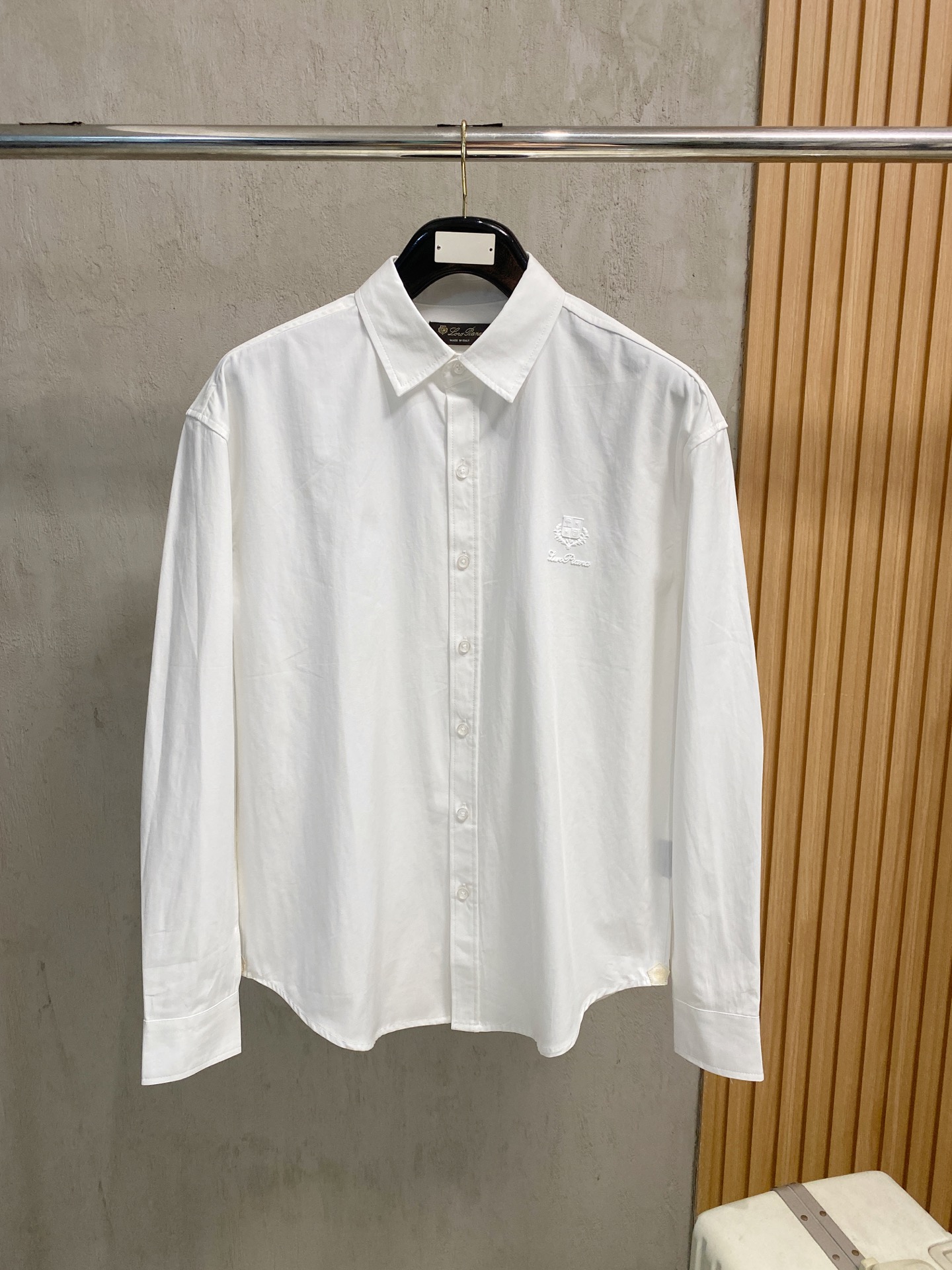 NO:528735,LFW autumn and winter new high-density twill cotton lapel shirt, men's three-dimensional rubber logo loose and casual long-sleeved shirt!  Trading companies have sparse channels and are released on the official website at the same time!  In the vast world of fashion, there are always some items that are like bright stars, attracting everyone's attention with their unique charm!  And this shirt is such a remarkable existence. From fabric to details, every part shows unparalleled exquisiteness and luxury!  This shirt is made of imported high-density twill cotton. The high-density weaving technology gives it a thick and crisp quality, so that the entire shirt can perfectly fit the body curves without appearing tight, and always maintain an elegant and crisp posture!  The unique three-dimensional rubber letter logo on the chest instantly attracted everyone's attention. The letter surface has unique textures. These textures are like traces carefully carved by the artist, adding a high-end sense of detail to the entire logo!  Custom-made brand engraved mother-shell buckles, each button is like a treasure picked from the deep sea. The material of mother-shell gives the button a warm luster, and under the light, it will emit a soft and charming light!  Loose style cutting is undoubtedly a fashionable trend. It breaks the constraints of traditional shirts and gives the body enough freedom!  Black/white/Ruo blue, three colors into it!  Size S-XL S S shoulder width 55cm-bust 116cm-length 74cm-sleeve length 62cm M Shoulder width 56cm-bust 120cm-length 76cm-sleeve length 63cm L Shoulder width 57cm-bust 124cm-length 78cm-sleeve length 64cm XL Shoulder width 58cm-bust 128cm-length 80cm-sleeve length 65cm Size recommended (loose version) Height 174-140 catties, try S S!  A boy can choose S code within 145 catties, a M code for 145-160 catties, a L code for 160-175 catties, and a XL code for 175-190 catties!  ,shirts,alexander wang19860909LFW秋冬新款高密度斜纹棉质翻领衬衣,男士立体橡胶标识宽松休闲长袖衬衫！贸易公司渠道稀出,同步官网发售！在时尚的广袤天地中,总有一些单品宛如璀璨星辰,以独特的魅力吸引着众人的目光！而这款衬衫便是这样一件令人瞩目的存在,它从面料到细节,每一处都彰显着无与伦比的精致与奢华！ 这款衬衫采用客供进口高密度斜纹棉布,高密度的编织工艺赋予了它厚实挺括的特质,使得整件衬衫穿上身后,能够完美地贴合身体曲线,却又不会显得紧绷,始终保持着一种优雅的挺括姿态！胸前独特的立体橡胶字母标识,瞬间吸引了所有人的注意,字母表面有着独特的纹理,这些纹理如同艺术家精心雕琢的痕迹,为整个标识增添了一份高级的细节感！客供定制的品牌刻印母贝扣,每一颗扣子都像是从深海中采撷而来的珍宝,母贝的材质赋予了扣子温润的光泽,在光线的照耀下,会散发出柔和而迷人的光芒！宽松版型裁剪无疑是一种时尚的潮流.它打破了传统衬衫的束缚感,给予身体足够的自由空间！黑色/白色/宝蓝,三色入！尺码S-XL S码肩宽55cm-胸围116cm-衣长74cm-袖长62cm  M码肩宽56cm-胸围120cm-衣长76cm-袖长63cm  L码肩宽57cm-胸围124cm-衣长78cm-袖长64cm  XL码肩宽58cm-胸围128cm-衣长80cm-袖长65cm  尺码推荐（宽松版型） 身高174-140斤,试穿S码合适！ 男生体重145斤以内选择S码,145-160斤选择M码,160-175斤选择L码,175-190斤选择XL码！,,shirts,alexander wang,Men's clothing