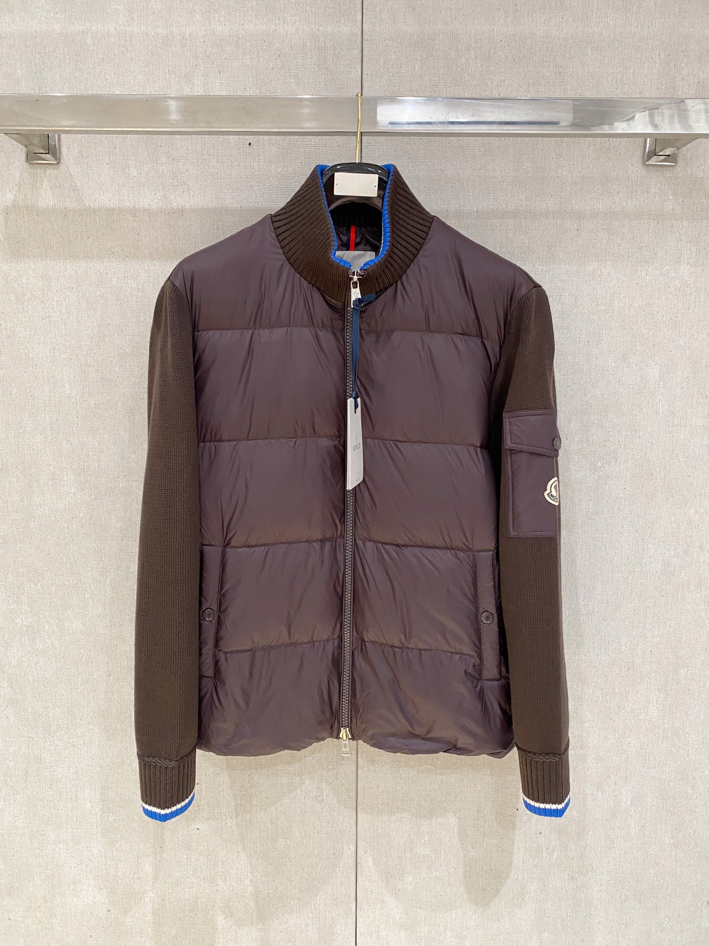 NO:537926,M home autumn and winter men's Praz drawstring hood short down jacket Praz drawstring hood short down jacket is one of the autumn and winter men's clothing series, with black as the main color, both fashion and practical. This Praz down jacket is designed with a black jacket, simple and yet atmospheric. Its unique drawstring hood design not only adds a sense of fashion, but also provides the wearer with an additional warmth effect in the cold wind. The short tailoring highlights the ability and neatness of men. The jacket uses a customized elastic knit thick warm fabric, which not only has excellent warmth performance, but also has good elasticity and wear resistance. The customized knitting process makes the fabric tighter and effectively prevents the invasion of cold air. The inner part is filled with high-quality 90 white goose down, ensuring the warmth performance of the jacket  The main color of black makes the jacket more classic and versatile. Whether in formal occasions or casual time, it can easily match fashionable styles. Its custom elastic knit thick and warm fabric and unique design style make it stand out among many down jackets and become the first choice for men in autumn and winter. Size data: M, L, XL, XXL, XXXL, prada, jackets & coats, jackets & coats, down jacket, hats, alexander wang19860909M家秋冬男装Praz抽绳风帽短款羽绒夹克Praz抽绳风帽短款羽绒夹克是秋冬男装系列中的一款,以黑色为主色调,兼具时尚与实用性. 这款Praz羽绒夹克采用黑色外套设计,简约而不失大气.其独特的抽绳风帽设计,不仅增添了时尚感,还能在寒风中为佩戴者提供额外的保暖效果.短款剪裁更是凸显男性的干练与利落. 外套采用定制弹力针织厚实保暖面料,这种面料不仅具有出色的保暖性能,还具有较好的弹性和耐磨性.定制的针织工艺使得面料更加紧密,有效防止冷空气的侵入. 内里采用高质量的90白鹅羽绒填充,保证了外套的保暖性能 以黑色为主色调,使得外套更加经典百搭.无论是在正式场合还是休闲时光,都能轻松搭配出时尚的造型.其定制弹力针织厚实保暖面料和独特的设计风格使得它在众多羽绒外套中脱颖而出,成为男性秋冬季节的首选单品. 尺码数据:M,L,XL,XXL,XXXL,,prada,jackets & coats,jackets & coats,down jacket,hats,alexander wang,Men's clothing