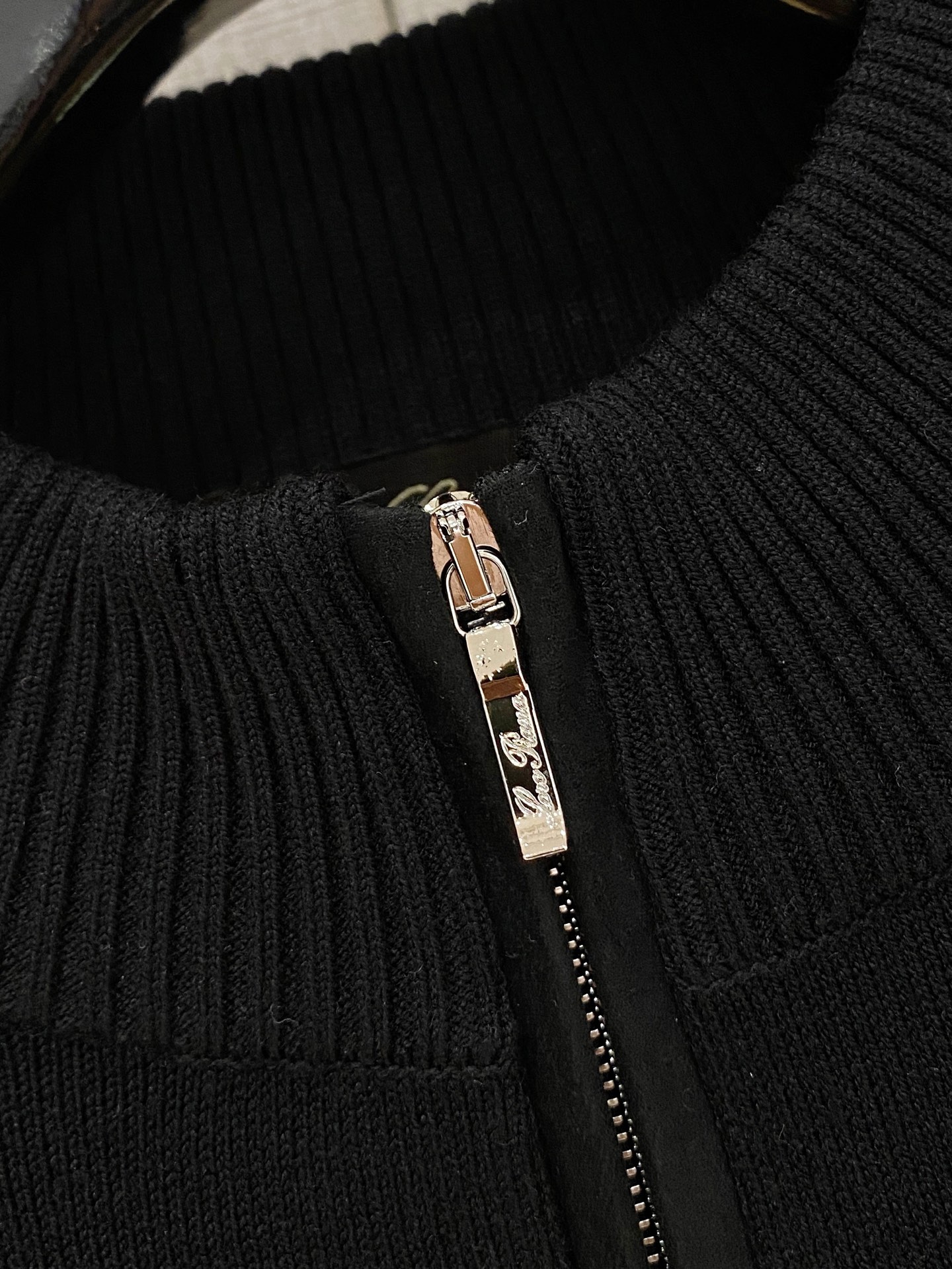 。顶级品质>专柜官网同步发售！辅料全部原版定制出品，贸易公司真品订单。高级定制进口面料，以天然植物纖維提