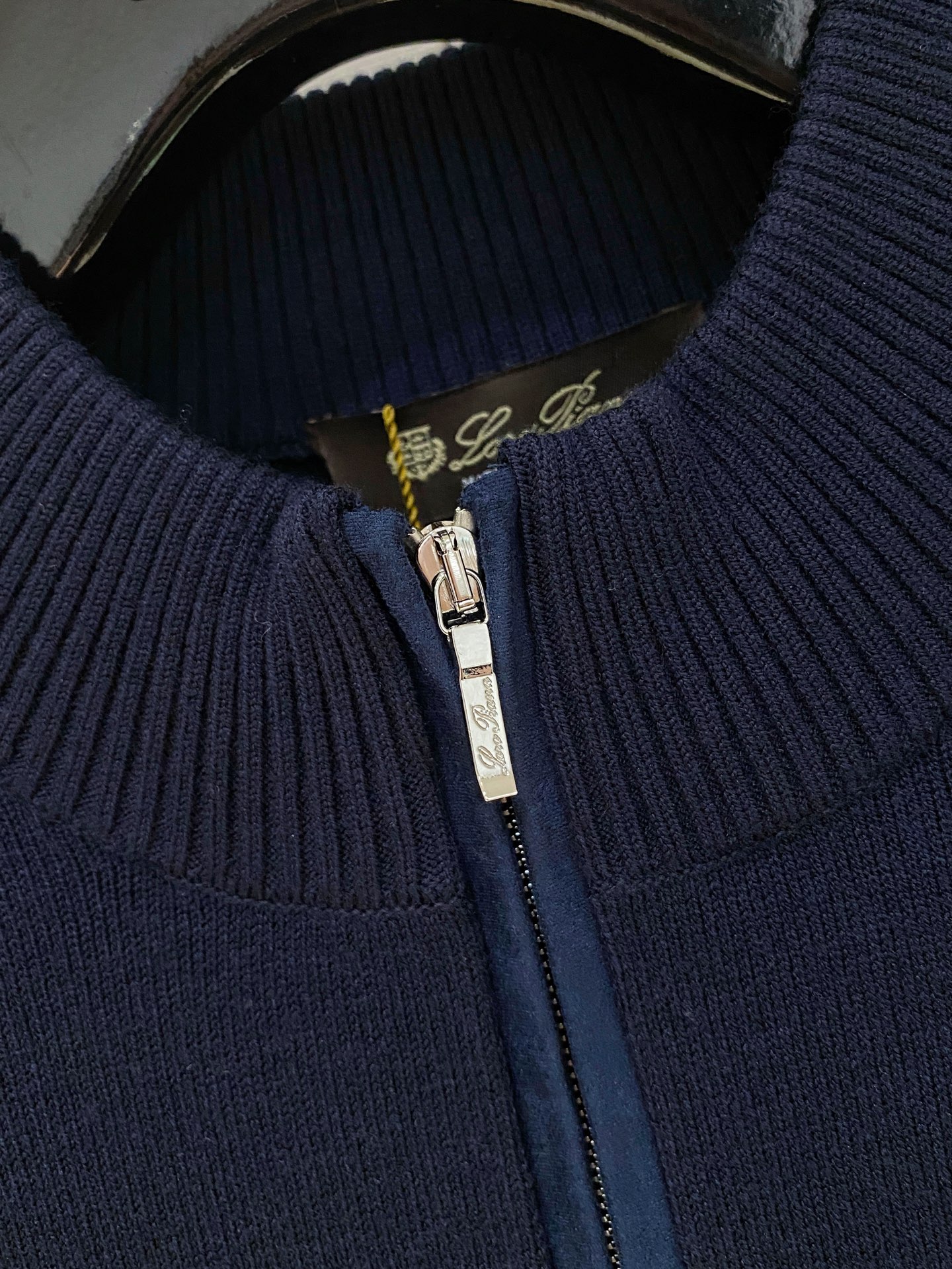 。顶级品质>专柜官网同步发售！辅料全部原版定制出品，贸易公司真品订单。高级定制进口面料，以天然植物纖維提