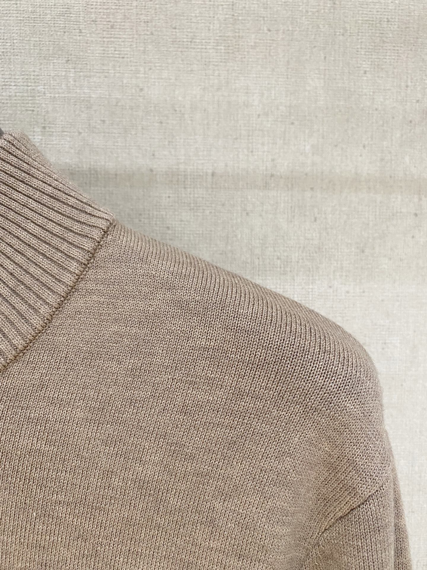 。顶级品质>专柜官网同步发售！辅料全部原版定制出品，贸易公司真品订单。高级定制进口面料，以天然植物纖維提