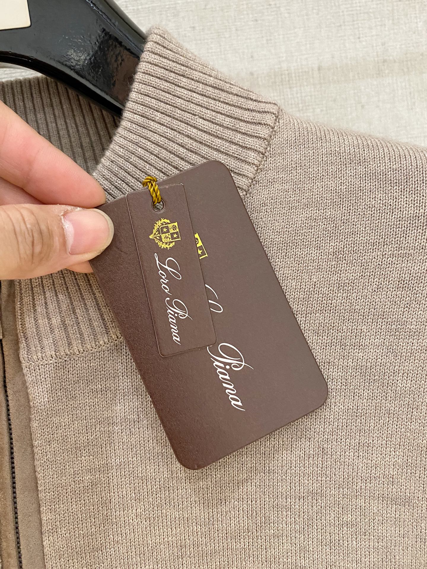 。顶级品质>专柜官网同步发售！辅料全部原版定制出品，贸易公司真品订单。高级定制进口面料，以天然植物纖維提