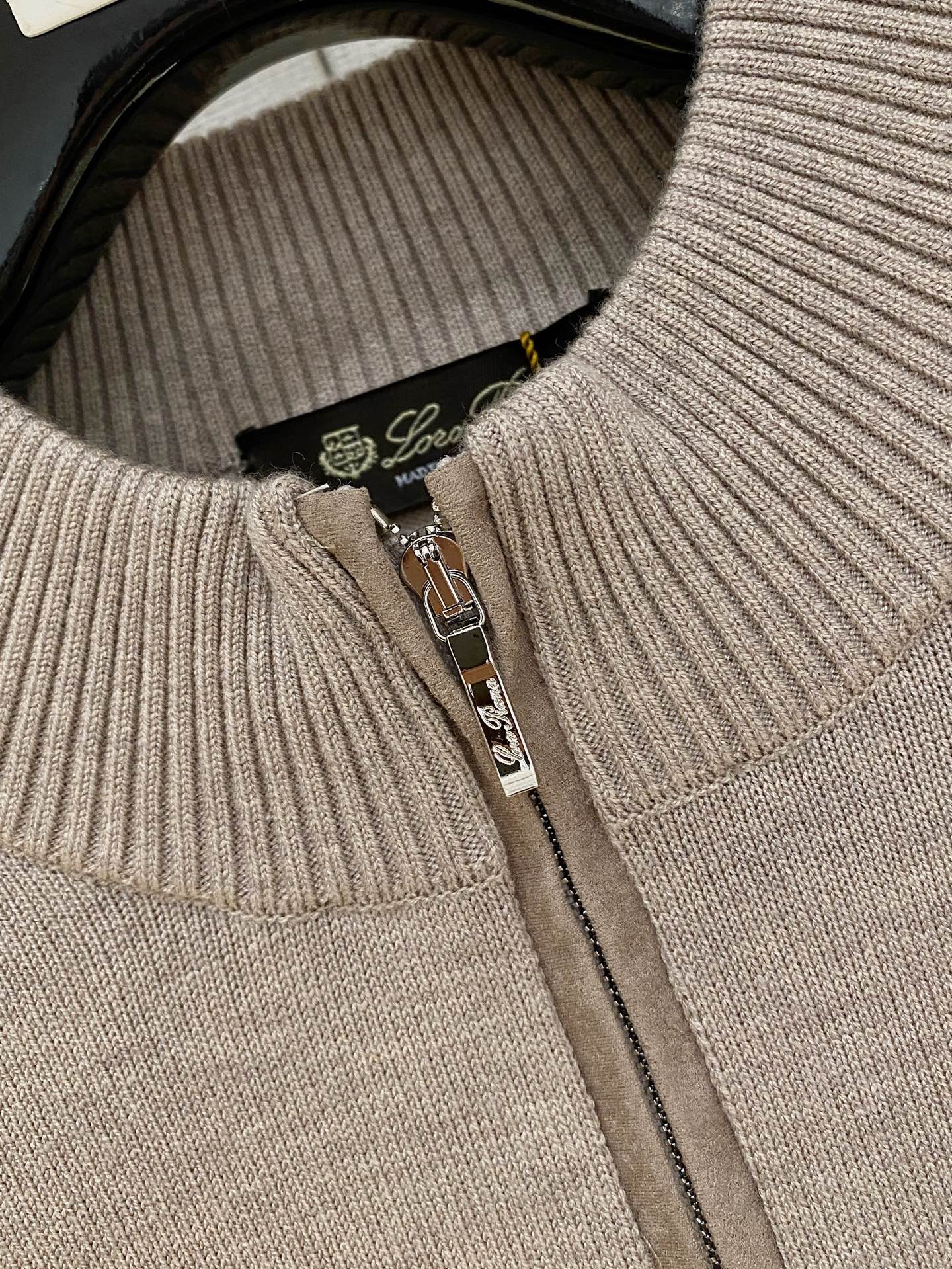 。顶级品质>专柜官网同步发售！辅料全部原版定制出品，贸易公司真品订单。高级定制进口面料，以天然植物纖維提