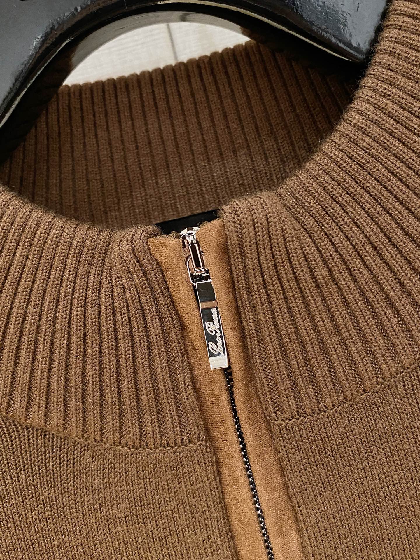 。顶级品质>专柜官网同步发售！辅料全部原版定制出品，贸易公司真品订单。高级定制进口面料，以天然植物纖維提