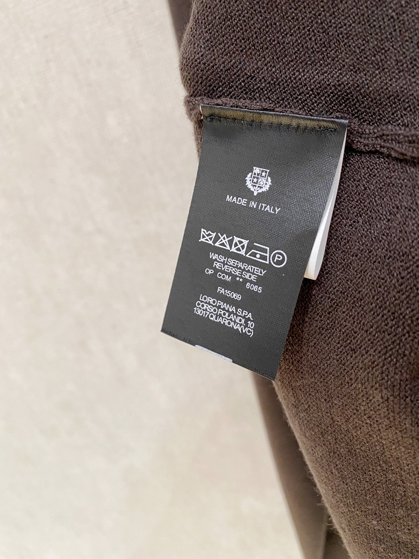 。顶级品质>专柜官网同步发售！辅料全部原版定制出品，贸易公司真品订单。高级定制进口面料，以天然植物纖維提