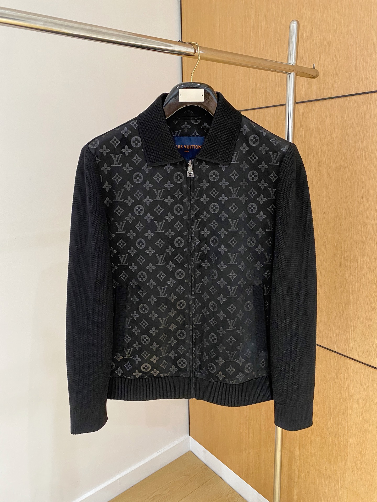 NO:539180,2025ss autumn and winter new series donkey casual jacket jackets are available simultaneously on sale in the counter. Classic wool knitted sleeve splicing jackets. Super high craftsmanship windbreaker jackets. Casual and fashionable. Selected imported high-density double-sided deer leather velvet jacquard fabrics. Ultra-light and heavy-weight. Light luxury and easy to match. The workmanship details are very particular. Brand logo patterns. Original hardware accessories. Pursuing high-end and luxurious style. The style is not picky about the figure. The upper body is handsome. Recommended hot products. Color: black, beige, brown. Number: 48-56., louis vuitton, louis vuitton, jackets & coats, jackets & coats, alexander wang.198609092025ss秋冬新款系列驴家休闲夹克外套专柜同步发售 经典羊毛针织袖拼接款夹克 超高工艺的风衣外套 休闲时尚 精选进口高密度双面鹿皮绒提花面料打造 超轻盈无重感 轻奢好搭配 做工细节非常讲究 品牌logo花纹 原版五金辅料配件 追求高端与奢华的风范 版型不挑身材 上身爆帅 爆款推荐 颜色:黑色 米白 咖色 码数:48-56,,louis vuitton,louis vuitton,jackets & coats,jackets & coats,alexander wang,Men's clothing