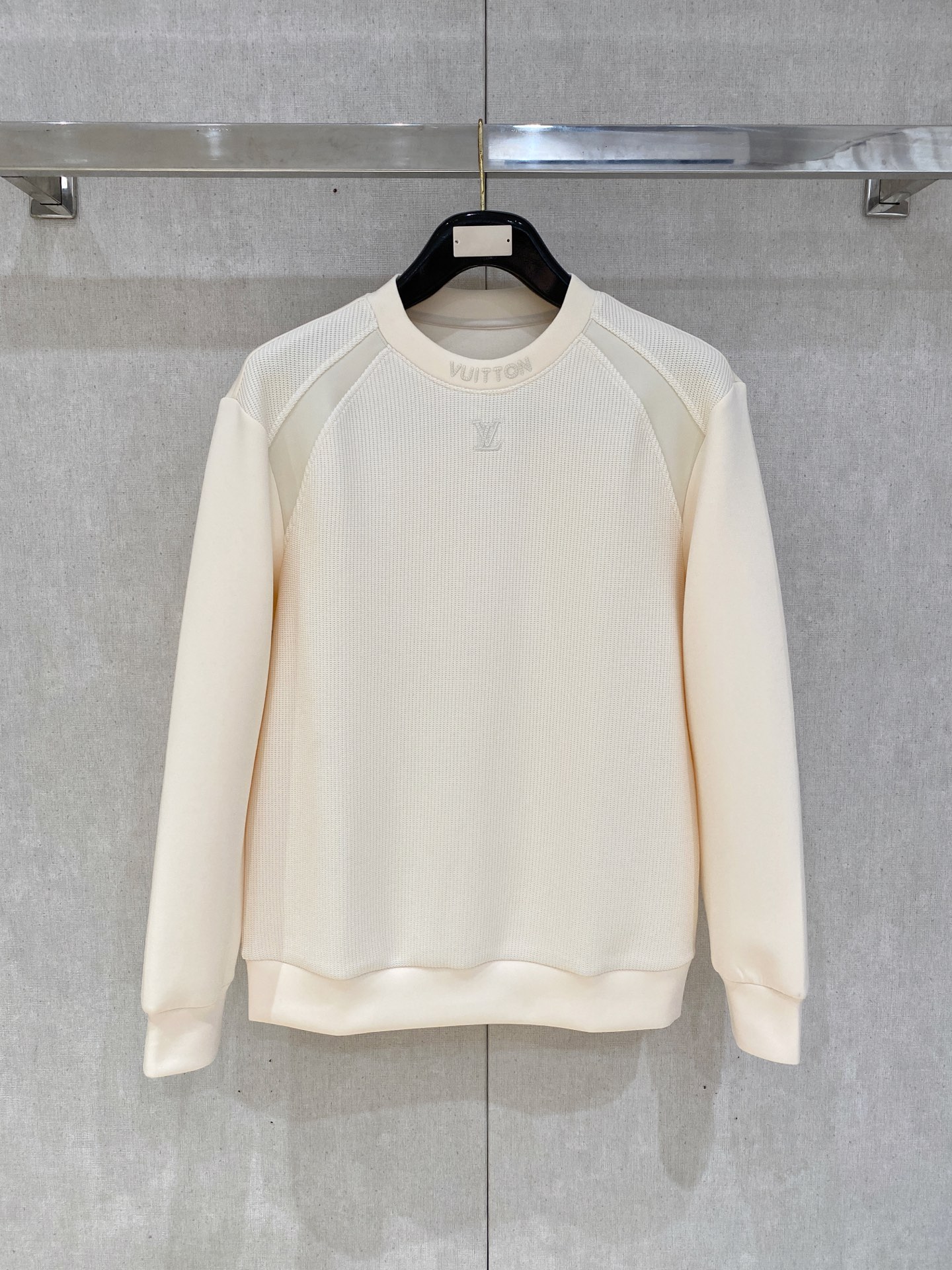 NO:538069,.Lv Autumn and winter wool-blend pullover knit sweatshirt geometric leather-patched pocket design is very highlighted, logo letter buttons highlight the texture in details The overall design is fashionable and gives a modern sense of tailoring, the neckline slightly fits the neck, making the overall upper body look younger and more fashionable. The fabric is made of customer-supplied wool blend material, which is easy to care for. The surface has a wool texture. The upper body is comfortable and warm, and it looks high-end. It also has a very crisp feeling. Color Black Clay Gray Number M-3XL Try on 172-148 Slim-fitting in L size, louis vuitton, hoodie, sweatshirts, alexander wang19860909.Lv 秋冬 羊毛混纺套头针织卫衣 几何拼皮的口袋设计 很有亮点,标志字母纽扣 细节上凸显质感 整体设计上身时尚而赋予现代气息感合体的剪裁,领口微微贴合颈部,让整体上身更显年轻时尚 , 面料采用客供定织羊毛混纺材质 有着易打理的特点 表面有着羊毛质感 上身舒适保暖 ,显高档的同时 又有很好挺括感 颜色 黑色 咖色 灰色 码数M-3XL 试穿172-148 穿L码修身感,,louis vuitton,hoodie,sweatshirts,alexander wang,Men's clothing