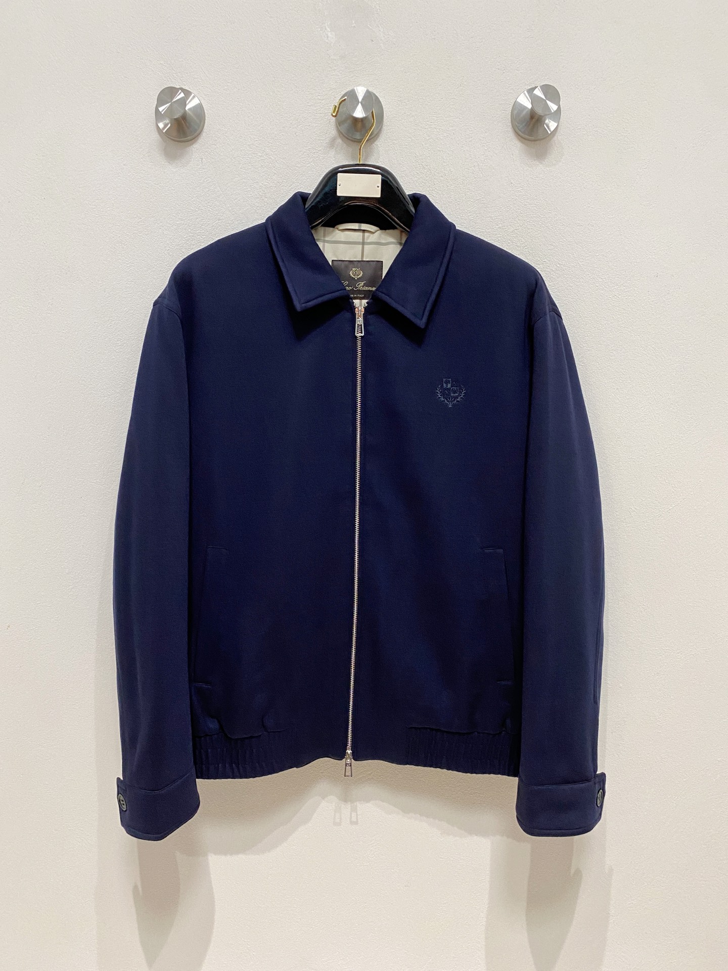 NO:537938,LP Nouo Pianya wool stand-up collar jacket, the simple and neat stand-up collar design is enough to attract your attention. It not only adds a sense of ability and spirit to the overall shape, but also provides considerate and warm care for the neck in cooler weather. The double zippers on the jacket are carefully selected high-quality accessories, smooth and durable, and are smooth and comfortable when opening and closing. The button design on the cuffs is also exquisite, made of high-quality horns, which not only plays a good fixing role, but also adds a sense of exquisiteness to the overall shape. The buttons are smooth on the surface, clear inscribed with every detail, reflecting the brand's strict control of quality.  Selected 27 wool, 100% cotton inside, with soft and delicate touch, excellent breathability, allowing the skin to breathe freely, and can keep it dry and comfortable even after wearing it for a long time; it also has good wind resistance to resist the cold outside. It adopts a slim but not tight style design, which can well modify the body lines and show the uprightness and strength of men. The classic dark blue tone is calm and atmospheric, and can also adapt to various skin tones, allowing you to show the best image at any time. Color black blue Number M-3XL (48-56), loro piano, jackets & coats, jackets & coats, alexander wang19860909LP 诺悠翩雅羊毛立领夹克外套,简约而利落的立领设计便足以吸引你的目光.不仅为整体造型增添了一份干练与精神,还能在微凉的天气里为颈部提供贴心的温暖呵护.夹克上的双拉链是精心挑选的高品质配件,顺滑耐用,每一次开合都流畅自如.袖口的纽扣设计同样精致,采用优质牛角制作而成,不仅起到了很好的固定作用,还为整体造型增添了一份精致感.纽扣的表面光滑,刻字清晰,每一个细节都处理得恰到好处,体现出品牌对品质的严格把控. 精选上乘27羊毛,内里百分百棉触感柔软细腻,具有出色的透气性,能让肌肤自由呼吸,即使在长时间穿着后也能保持干爽舒适；同时还具备良好的防风性能,为你抵御外界的寒意. 采用修身而不紧身的版型设计,能够很好地修饰身体线条,展现出男士的挺拔与健硕.经典的深蓝色调沉稳而大气,还能适应各种肤色,让你在任何时候都能展现出最佳的形象. 颜色黑色 蓝色 码数M-3XL（48-56）,,loro piana,jackets & coats,jackets & coats,alexander wang,Men's clothing