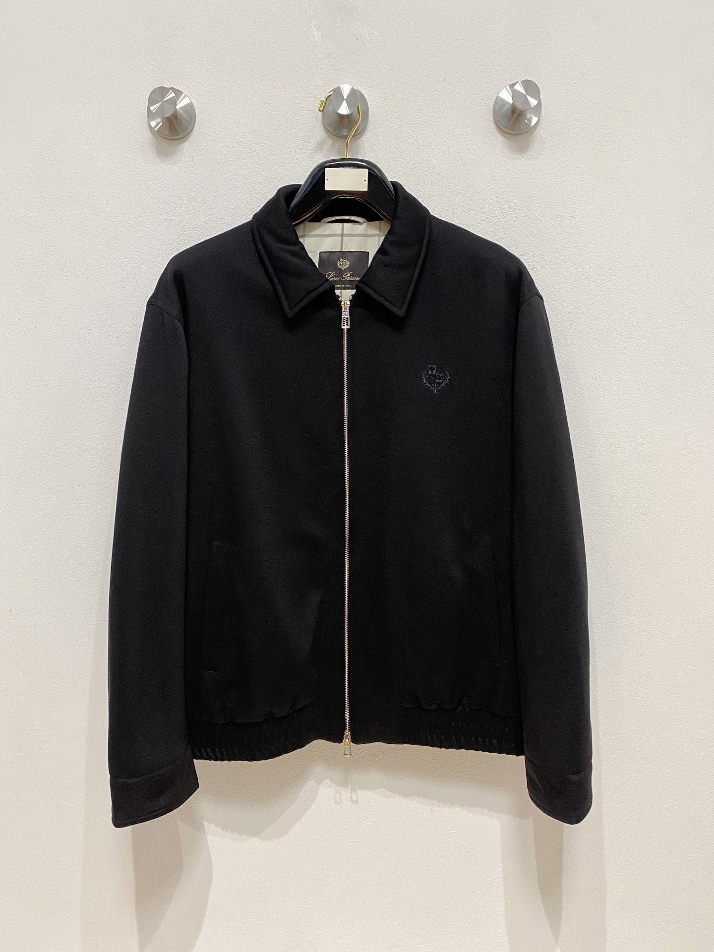 NO:537940,LP Nouo Pianya wool stand-up collar jacket, the simple and neat stand-up collar design is enough to attract your attention. It not only adds a sense of ability and spirit to the overall shape, but also provides considerate and warm care for the neck in cooler weather. The double zippers on the jacket are carefully selected high-quality accessories, smooth and durable, and are smooth and comfortable when opening and closing. The button design on the cuffs is also exquisite, made of high-quality horns, which not only plays a good fixing role, but also adds a sense of exquisiteness to the overall shape. The buttons are smooth on the surface, clear inscribed with every detail, reflecting the brand's strict control of quality.  Selected 27 wool, 100% cotton inside, with soft and delicate touch, excellent breathability, allowing the skin to breathe freely, and can keep it dry and comfortable even after wearing it for a long time; it also has good wind resistance to resist the cold outside. It adopts a slim but not tight style design, which can well modify the body lines and show the uprightness and strength of men. The classic dark blue tone is calm and atmospheric, and can also adapt to various skin tones, allowing you to show the best image at any time. Color black blue Number M-3XL (48-56), loro piano, jackets & coats, jackets & coats, alexander wang19860909LP 诺悠翩雅羊毛立领夹克外套,简约而利落的立领设计便足以吸引你的目光.不仅为整体造型增添了一份干练与精神,还能在微凉的天气里为颈部提供贴心的温暖呵护.夹克上的双拉链是精心挑选的高品质配件,顺滑耐用,每一次开合都流畅自如.袖口的纽扣设计同样精致,采用优质牛角制作而成,不仅起到了很好的固定作用,还为整体造型增添了一份精致感.纽扣的表面光滑,刻字清晰,每一个细节都处理得恰到好处,体现出品牌对品质的严格把控. 精选上乘27羊毛,内里百分百棉触感柔软细腻,具有出色的透气性,能让肌肤自由呼吸,即使在长时间穿着后也能保持干爽舒适；同时还具备良好的防风性能,为你抵御外界的寒意. 采用修身而不紧身的版型设计,能够很好地修饰身体线条,展现出男士的挺拔与健硕.经典的深蓝色调沉稳而大气,还能适应各种肤色,让你在任何时候都能展现出最佳的形象. 颜色黑色 蓝色 码数M-3XL（48-56）,,loro piana,jackets & coats,jackets & coats,alexander wang,Men's clothing