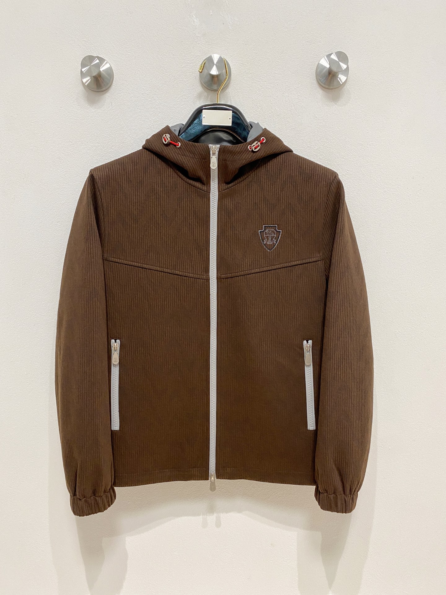 NO:537942,Brunello Cucinelli Autumn and Winter New Product Poster Hooded Cotton Jacket, Brunello Cucinelli is a luxury brand from Italy. BC, old money likes it. Hooded strip cotton coat is fixedly woven thick, high-density high-grough corduroy, mercerized, micro-stretched, the counter price is as high as 3.2w! In other words, the fabric of the clothes is made of corduroy fabric with an autumn and winter atmosphere, which is warm and gentle, super soft and skin-friendly knitted inner thickness and warmth, three-dimensional tailoring, zippered pocket, versatile and easy to wear!  Thinsulate, which is highly efficient and warm winter, is truly technological and arduous. While ensuring warmth performance, it is also maximized to the maximum weight. At the same thickness, the outer fabric polyester fiber is produced by Japanese fabric dyeing giant TAKISADA, in two colors. Size M-XXL, brunello cucinelli, jackets & coats, hats, alexander wang19860909Brunello Cucinelli 秋冬新品 海报款连帽棉衣夹克,Brunello Cucinelli(布鲁内洛·库奇内利)是来自意大利的奢侈品牌,BC,老钱们钟爱,连帽条绒棉衣定织厚实高密度高克重灯芯绒,丝光处理,微弹力,专柜售价居然高达3.2w!来说衣服的面料,以具有秋冬氛围感的灯芯绒面料,保暖而轻柔,超柔亲肤针织内里厚度和保暖度,立体剪裁,拉链口袋,百搭好穿！高效暖冬的Thinsulate是真正的科技与狠活,在保证保暖性能的同时,又最大限度的轻量化,在同等厚度下,外层面料聚酯纤维,由日本面料染整巨头TAKISADA出品,两个颜色. 尺码 M-XXL,,brunello cucinelli,jackets & coats,hats,alexander wang,Men's clothing