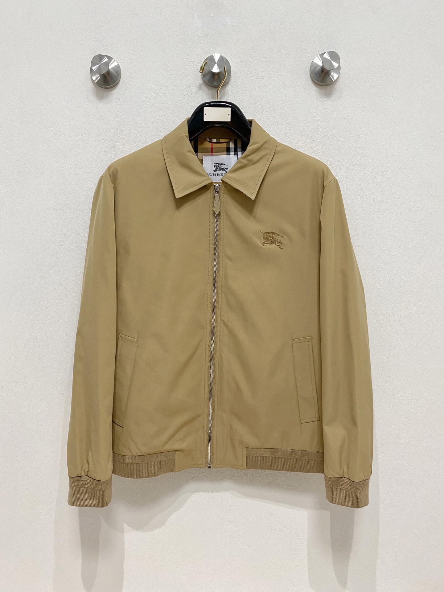 NO:537944,Burberry 25 early autumn new style is released. Burberry lapel jacket, a hot autumn jacket, a plaid inner, and a war horse embroidered jacket. It is comfortable and comfortable to wear. It is lazy and casual, combined with a clean and simple color scheme, which is particularly pleasing to look at and suitable for daily wear. It is full of sports items embellished with vitality prints!  Size 48-56, Burberry, Burberry, Jackets & coats, Jackets & coats, Alexander wang19860909Burberry 25早秋新款发布巴宝莉翻领夹克外套,秋季爆款外套,格子内里,战马刺绣款外套,穿上就是舒适自在又显瘦的存在,慵懒而随性,结合干净简单的色系就特别耐看,适合日常穿着~倾情推出缀饰活力印花的运动单品！ 尺码48-56,,burberry,burberry,jackets & coats,jackets & coats,alexander wang,Men's clothing