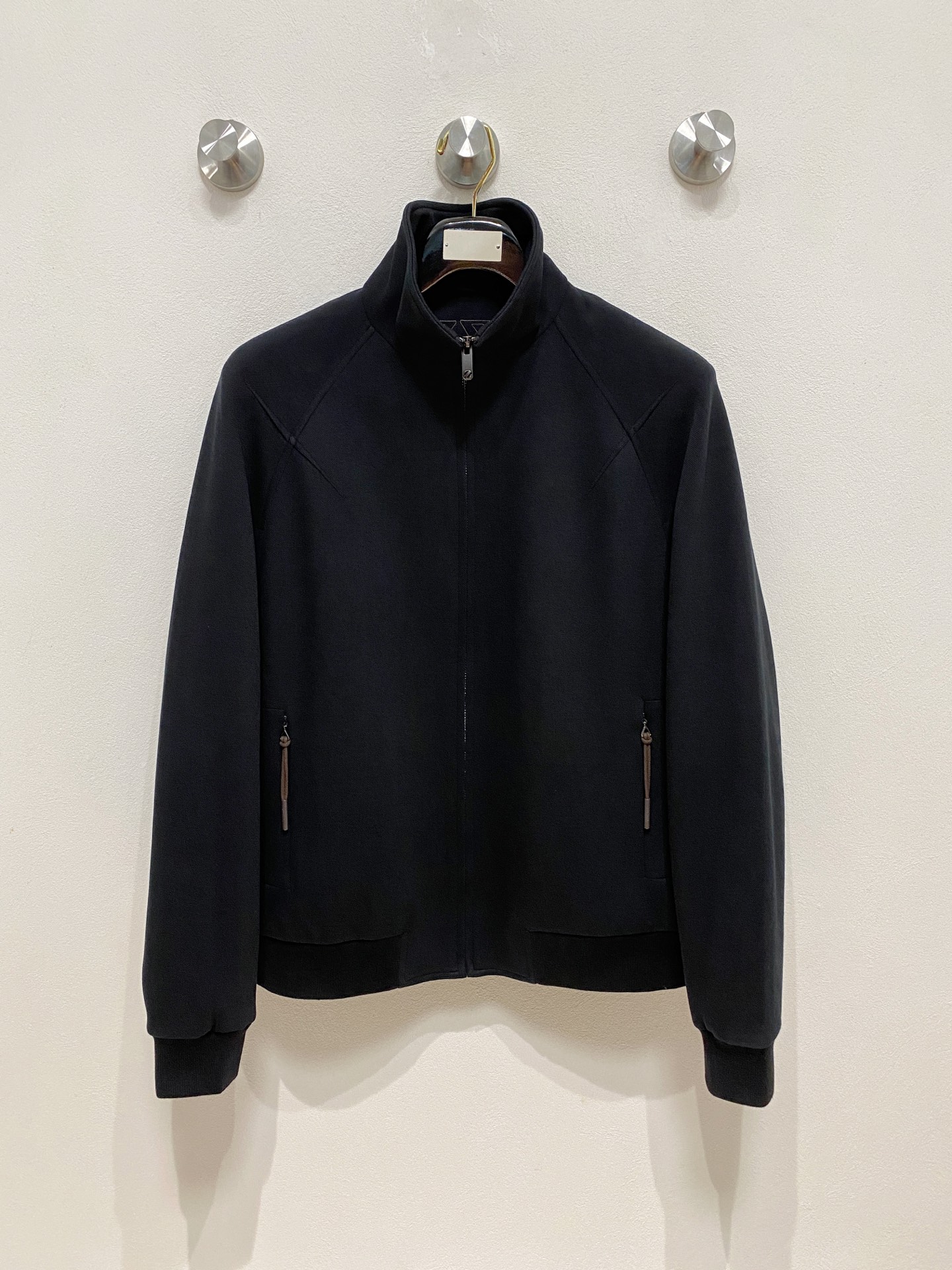 NO:537956,The main style of autumn and winter) ZEGNA/Jenia 2025fw men's spring and summer new Moto stand-up collar design maintains a sense of fashion, but also resists wind and cold to a certain extent. The collar has a brand label inside, with the word 'ZEGNA' printed on the label, which highlights the brand identity and is also marked with 'HIGH PERFO', which implies the high-performance fabric characteristics of this jacket. The zipper has a high-quality texture, and the zipper head has the word 'ZEGNA' on the zipper head, and the zipper zipper is made of the same color as the jacket (taking the red model as an example), which has a stronger overall feeling. The zipper is smooth and easy to pull, and can fit the neckline well when closed, enhancing the windproof effect. The button design is adopted, and the button is engraved with the 'ZEGNA' brand logo, which not only adjusts the tightness of the cuffs according to needs, but also increases the detail and exquisiteness of the jacket.  The hem has an elastic edge-closing design, which can better fit the body and keep warm, while also shaping a better dressing look to avoid loose hem affecting the overall beauty. There is a brand logo strip decoration under the neckline of the back, adding a hint of highlight and uniqueness to the overall simple design, making the back shape not monotonous. This fiber is composed of 51 polyester fiber, which is made of microfiber material. This fabric has wear resistance and easy to care for, and is suitable for daily wear. Size 48-56,,zegna, jackets & coats, jackets & coats, alexander wang19860909秋冬主推款式）ZEGNA/杰尼亚 2025fw男装春夏新品Moto 立领设计,在保持时尚感的同时,还能在一定程度上抵御风寒.领口内部带有品牌标签,标签上印有“ZEGNA”字样,彰显品牌身份,同时还标注有“HIGH PERFO”,暗示了这款夹克的高性能面料特质. 拉链质感高级,拉链头上带有“ZEGNA”字样,并且拉链拉片采用与外套同色的材质（以红色款为例）,整体感更强.拉链顺滑易拉,闭合时能很好地贴合领口,增强防风效果. 采用纽扣设计,纽扣上刻有“ZEGNA”品牌标志,不仅可以根据需求调节袖口的松紧度,同时也增加了夹克的细节感和精致感 . 下摆处带有弹性收边设计,能够更好地贴合身体,保持温暖,同时也能塑造更好的穿着造型,避免下摆松散影响整体美观. 背部领口下方带有一块品牌标志条形装饰,为整体简约的设计增添了一丝亮点和独特性,使背部造型不单调. 这款纤维成分为51聚酯纤维,属于微纤维材质,这种面料具有耐磨、易打理等特点,适合日常穿着.尺码 48-56,,zegna,jackets & coats,jackets & coats,alexander wang,Men's clothing