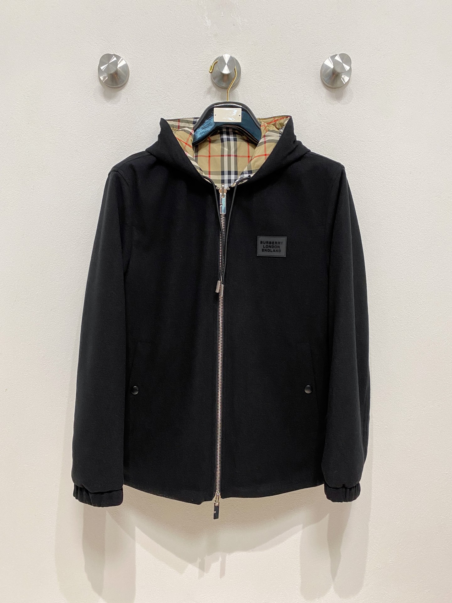 NO:537936,Wool fabric [Burberry] Burberry 2 new double-sided jackets in autumn and winter, synchronized on the official website, original customized polyester fiber fabric, clean version design, back design, classic plaid double-sided wear, hat design is more windproof and warm, zipper design of the lace design is stronger, the brand logo on the chest highlights the brand characteristics, which is consistent with the original version, the latest jackets in the series of pipe networks are simple and not simple, original hardware and accessories, trendy and fashionable high-end people must leave the version!  Number of codes: M-3XL complete three standards. Color card color black, burberry, burberry, jackets & coats, hats, alexander wang19860909羊毛面料【Burberry】 巴宝莉 2秋冬新款双面穿夹克,官网同步,原版订制聚酯纤维面料,面净版设计,背面设计经典格子双面穿,戴帽设计更防风保暖,衣襟拉链设计保暖性更强,胸前品牌Logo标志彰显品牌特征,和原版一致,系列管网最新夹克款简约不简单的设计,原厂五金辅料,潮流时尚高档人士必留版！ 码数:M-3XL 三标齐全 颜色卡色黑色,,burberry,burberry,jackets & coats,hats,alexander wang,Men's clothing