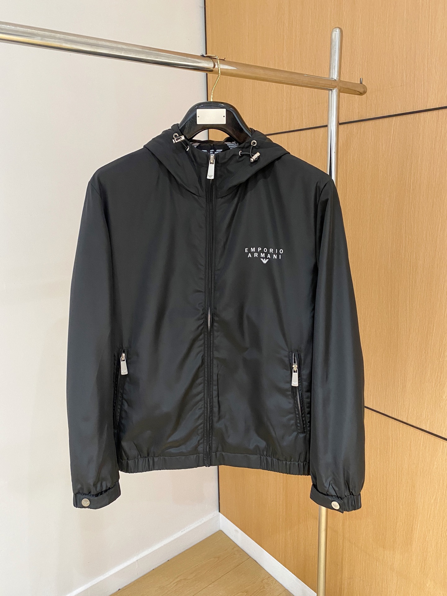 NO:539182,2025ss autumn and winter new series Armani casual jacket hooded jacket is released simultaneously on counter. Ultra-high craftsmanship windbreaker jacket. Casual and fashionable. Imported memory polyester fabric. Ultra-light and heavy-weight. Light luxury and easy to match. The workmanship details are very particular. Original hardware accessories. Pursuing high-end and luxurious style. The style does not pick on the figure. The upper body is handsome. Recommended hot products. Color: black. Number: 48-56.,armani, jackets & coats, jackets & coats,hats,alexander wang.198609092025ss秋冬新款系列阿玛尼休闲夹克连帽外套 专柜同步发售 超高工艺的风衣外套 休闲时尚 进口记忆聚酯纤维面料 超轻盈无重感 轻奢好搭配 做工细节非常讲究 原版五金辅料配件 追求高端与奢华的风范 版型不挑身材 上身爆帅 爆款推荐 颜色:黑色 码数:48-56,,armani,jackets & coats,jackets & coats,hats,alexander wang,Men's clothing