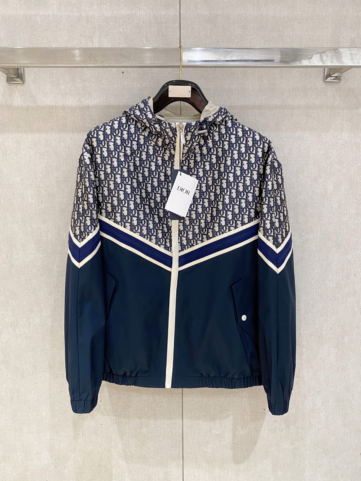 NO:524103,The same model on the official website of the new Diro home, complete with three specifications!  2025 autumn and winter new men's jacket, fashionable and casual high-end version!  Customized fabrics for counters are breathable and comfortable, with impeccable details, and the brand element design concept reflects high quality. The feel is delicate and soft!  It is casually cut, with a great upper body style!  Code number M-3Xl.,,jackets & coats,jackets & coats,alexander wang19860909上新 Diro家 官网同款,三标齐全！2025秋冬新款男士夹克外套,时尚休闲高端版本！专柜定制面料 透气舒适度高,细节无可挑剔,品牌元素设计理念,体现高品质.手感细腻柔软！呈现休闲裁剪,上身版型超赞！码数M-3Xl .,,jackets & coats,jackets & coats,alexander wang,Men's clothing