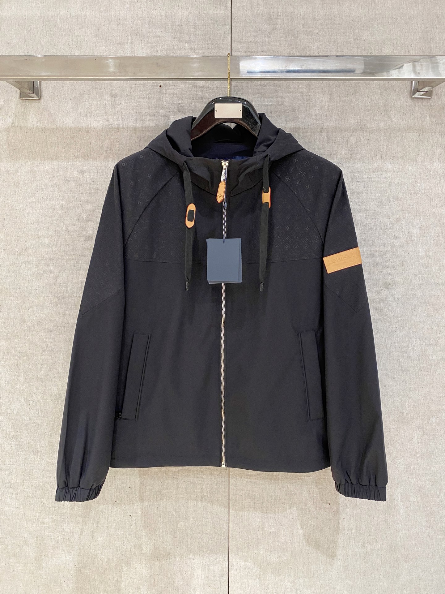 NO:538078,The same model is available on the new .lv official website, with three specifications complete!  New men's jackets in autumn and winter, fashionable and casual high-end version!  Customized fabrics for counters are breathable and comfortable, with impeccable details, and the brand element design concept reflects high quality. The feel is delicate and soft!  It is casually cut, with a great upper body style!  Code number M-3Xl.,,louis vuitton,jackets & coats,jackets & coats,alexander wang19860909上新.lv官网同款,三标齐全！秋冬新款男士夹克外套,时尚休闲高端版本！专柜定制面料 透气舒适度高,细节无可挑剔,品牌元素设计理念,体现高品质.手感细腻柔软！呈现休闲裁剪,上身版型超赞！码数M-3Xl .,,louis vuitton,jackets & coats,jackets & coats,alexander wang,Men's clothing