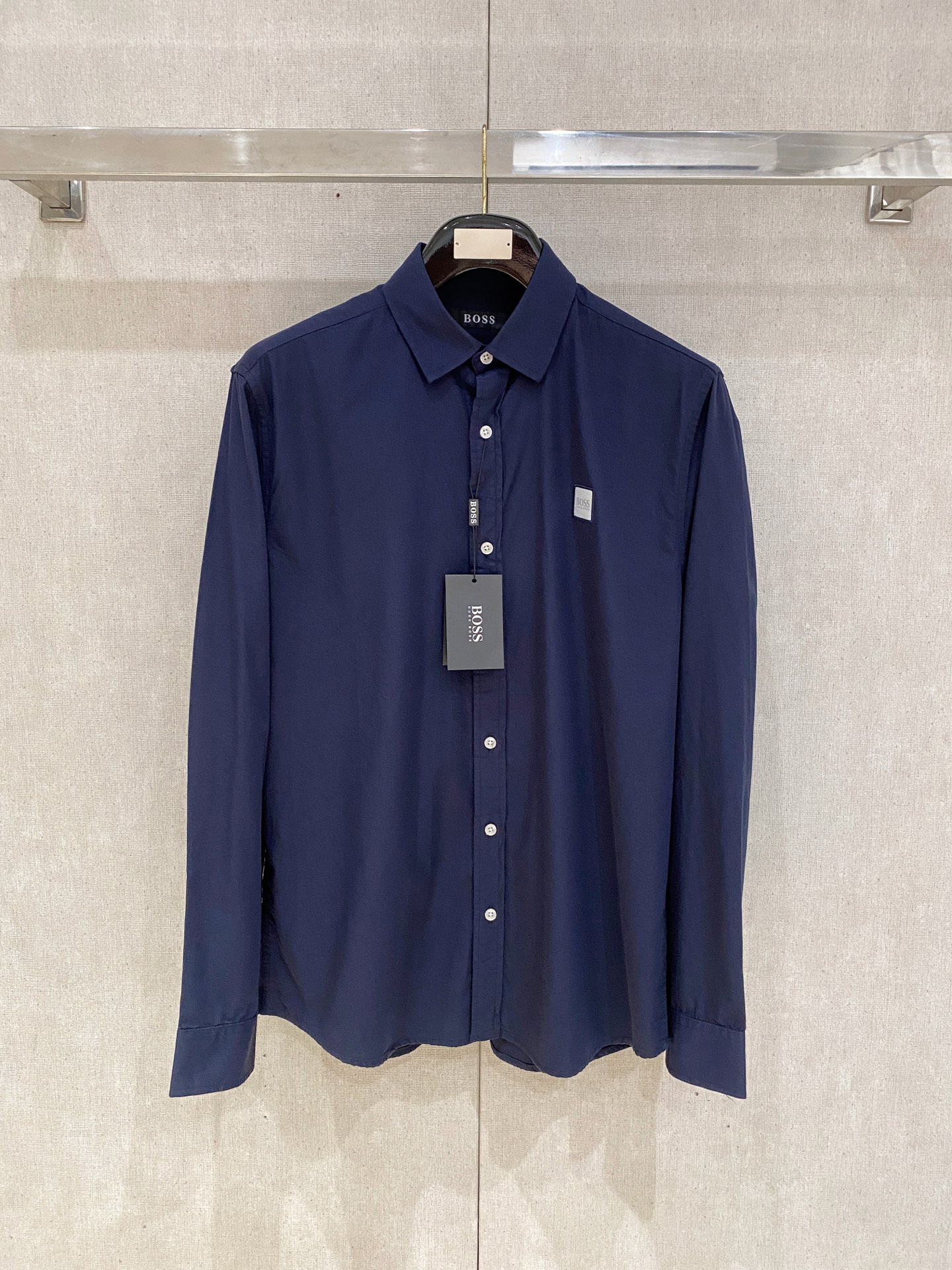 NO:527312,Boss 2025ss Spring and Summer Fashion Short-sleeved Shirts, Trading Company Channel Products, the quality is perfect, it belongs to the cabinet level, predictable hot product, high-end custom imported long-length cotton fabric, master-level tailoring, invincible texture, excellent skin-friendly, very outstanding aesthetic design, exquisite craftsmanship, smooth lines, perfect matching!  Easy to upgrade the sense of fashion, with high recognition, excellent upper body effect, extremely exquisite workmanship, neat and meticulous routes, and can be matched for business or daily leisure!  Counter size M-2xl,shirts,T-shirt,alexander wang19860909boss 2025ss春夏时尚大爆款短袖衬衫,贸易公司渠道货,品相完美如斯,属于入柜级别,可预见性的爆款,高级定制进口长绒棉面料,大师级剪裁,质感无敌,亲肤性极佳,非常出彩的美学设计,工艺精湛,线条流畅,完美搭配！轻松将时髦感进阶,有着高强辨识度,上身效果超赞,做工极为考究严谨,走线工整细致,商务抑或日常休闲均可搭配！专柜尺码 M-2xl,,shirts,T-shirt,alexander wang,Men's clothing