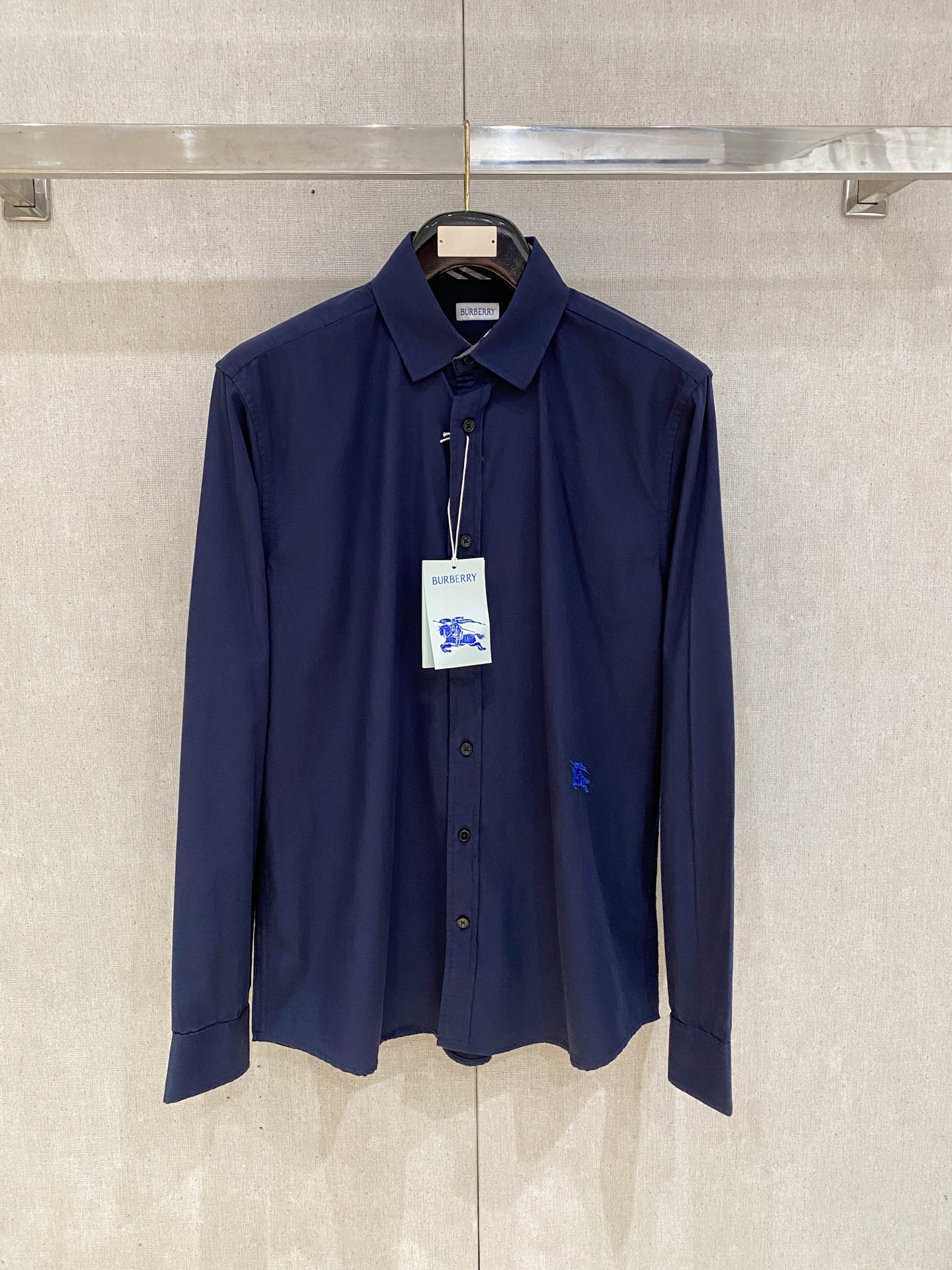 NO:527309,Burberry 2025ss spring and summer fashion short-sleeved shirt, trading company channel goods, perfect appearance, belonging to the cabinet level, predictable hot product, high-end custom imported long-length cotton fabric, master-level tailoring, invincible texture, excellent skin-friendly, very outstanding aesthetic design, exquisite craftsmanship, smooth lines, perfect matching!  Easy to upgrade the sense of fashion, with high recognition, excellent upper body effect, extremely exquisite workmanship, neat and meticulous routes, and can be matched for business or daily leisure!  Counter size M-2xl, burberry,shirts,T-shirt,alexander wang19860909巴宝莉 2025ss春夏时尚大爆款短袖衬衫,贸易公司渠道货,品相完美如斯,属于入柜级别,可预见性的爆款,高级定制进口长绒棉面料,大师级剪裁,质感无敌,亲肤性极佳,非常出彩的美学设计,工艺精湛,线条流畅,完美搭配！轻松将时髦感进阶,有着高强辨识度,上身效果超赞,做工极为考究严谨,走线工整细致,商务抑或日常休闲均可搭配！专柜尺码 M-2xl,,burberry,shirts,T-shirt,alexander wang,Men's clothing