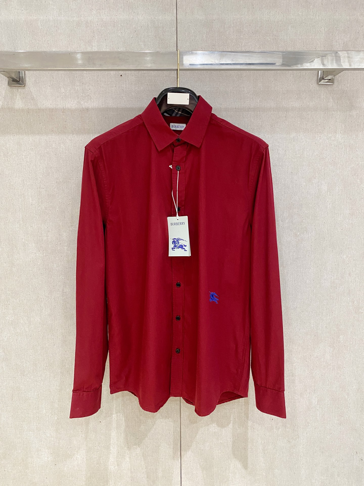 NO:540644,Burberry 2025ss spring and summer fashion short-sleeved shirt, trading company channel goods, perfect appearance, and a predictable hit, high-end customized imported long-length cotton fabric, master-level tailoring, invincible texture, excellent skin-friendly, very outstanding aesthetic design, exquisite craftsmanship, smooth lines, perfect matching!  Easy to upgrade the sense of fashion, with high recognition, excellent upper body effect, extremely exquisite workmanship, neat and meticulous routes, and can be matched for business or daily leisure!  Counter size M-2xl….., burberry,shirts,T-shirt,alexander wang19860909巴宝莉 2025ss春夏时尚大爆款短袖衬衫,贸易公司渠道货,品相完美如斯,属于入柜级别,可预见性的爆款,高级定制进口长绒棉面料,大师级剪裁,质感无敌,亲肤性极佳,非常出彩的美学设计,工艺精湛,线条流畅,完美搭配！轻松将时髦感进阶,有着高强辨识度,上身效果超赞,做工极为考究严谨,走线工整细致,商务抑或日常休闲均可搭配！专柜尺码 M-2xl…..,,burberry,shirts,T-shirt,alexander wang,Men's clothing