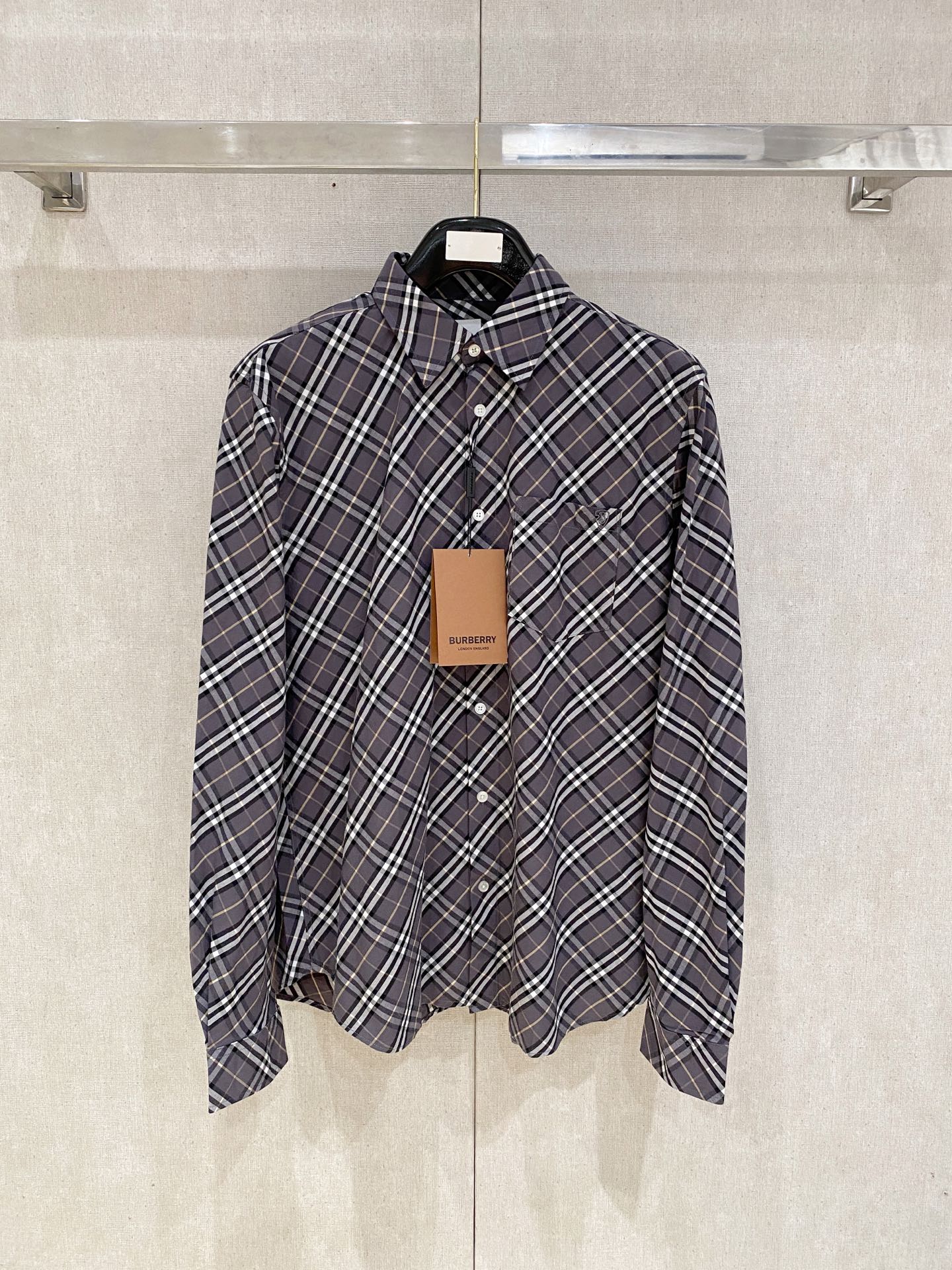 NO:540654,Burberry 2025ss spring and summer fashion short-sleeved shirt, trading company channel goods, perfect appearance, belonging to the cabinet level, predictable hot product, high-end custom imported long-length cotton fabric, master-level tailoring, invincible texture, excellent skin-friendly, very outstanding aesthetic design, exquisite craftsmanship, smooth lines, perfect matching!  Easy to upgrade the sense of fashion, with high recognition, excellent upper body effect, extremely exquisite workmanship, neat and meticulous routes, and can be matched for business or daily leisure!  Counter size M-2xl….., burberry,shirts,T-shirt,alexander wang19860909巴宝莉 2025ss春夏时尚大爆款短袖衬衫,贸易公司渠道货,品相完美如斯,属于入柜级别,可预见性的爆款,高级定制进口长绒棉面料,大师级剪裁,质感无敌,亲肤性极佳,非常出彩的美学设计,工艺精湛,线条流畅,完美搭配！轻松将时髦感进阶,有着高强辨识度,上身效果超赞,做工极为考究严谨,走线工整细致,商务抑或日常休闲均可搭配！专柜尺码 M-2xl…..,,burberry,shirts,T-shirt,alexander wang,Men's clothing