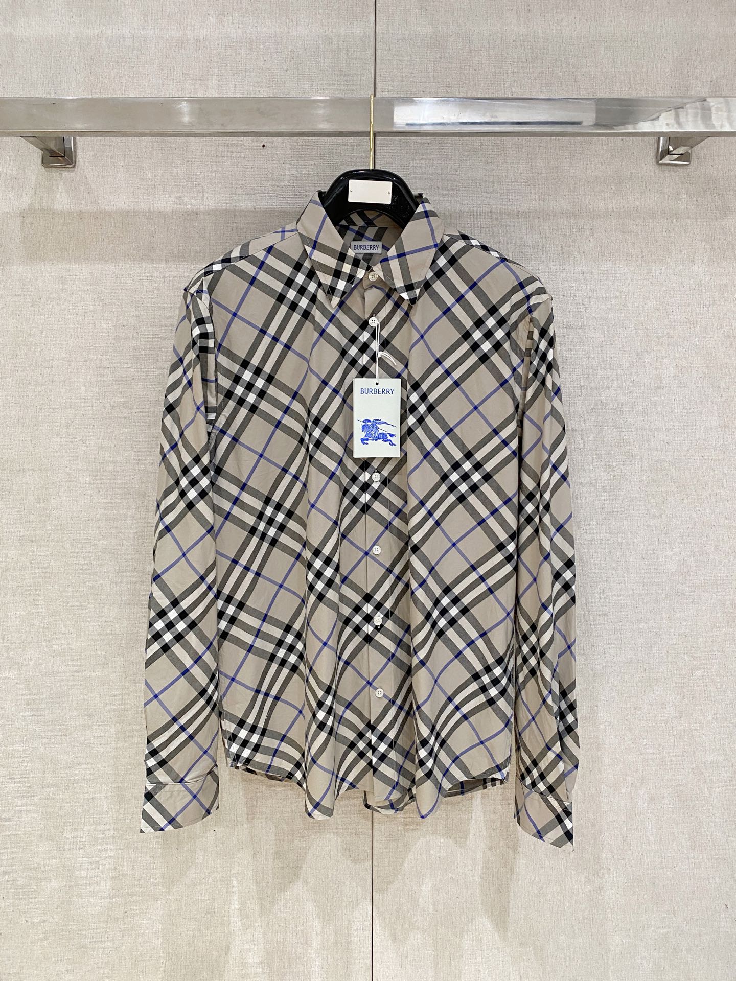 NO:540648,Burberry 2025ss spring and summer fashion short-sleeved shirt, trading company channel goods, perfect appearance, belonging to the cabinet level, predictable hot product, high-end custom imported long-length cotton fabric, master-level tailoring, invincible texture, excellent skin-friendly, very outstanding aesthetic design, exquisite craftsmanship, smooth lines, perfect matching!  Easy to upgrade the sense of fashion, with high recognition, excellent upper body effect, extremely exquisite workmanship, neat and meticulous routes, and can be matched for business or daily leisure!  Counter size M-2xl….., burberry,shirts,T-shirt,alexander wang19860909巴宝莉 2025ss春夏时尚大爆款短袖衬衫,贸易公司渠道货,品相完美如斯,属于入柜级别,可预见性的爆款,高级定制进口长绒棉面料,大师级剪裁,质感无敌,亲肤性极佳,非常出彩的美学设计,工艺精湛,线条流畅,完美搭配！轻松将时髦感进阶,有着高强辨识度,上身效果超赞,做工极为考究严谨,走线工整细致,商务抑或日常休闲均可搭配！专柜尺码 M-2xl…..,,burberry,shirts,T-shirt,alexander wang,Men's clothing